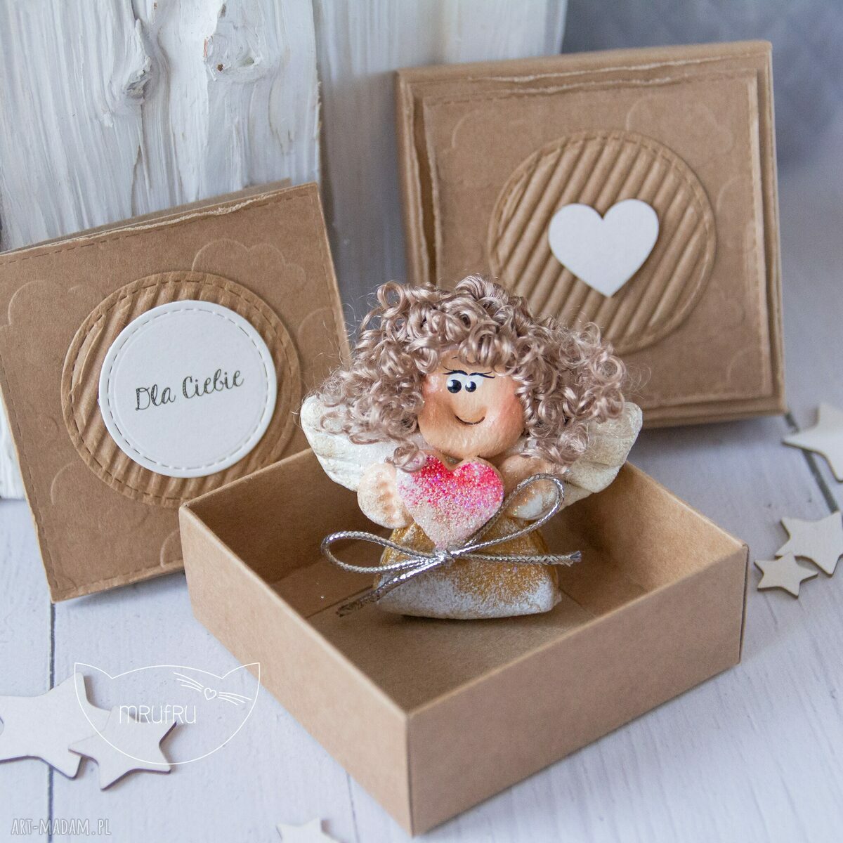 scrapbooking kartki: Aniołek Stróż z kartką w mini pudełeczku. Przeurocza alternatywa dla karki