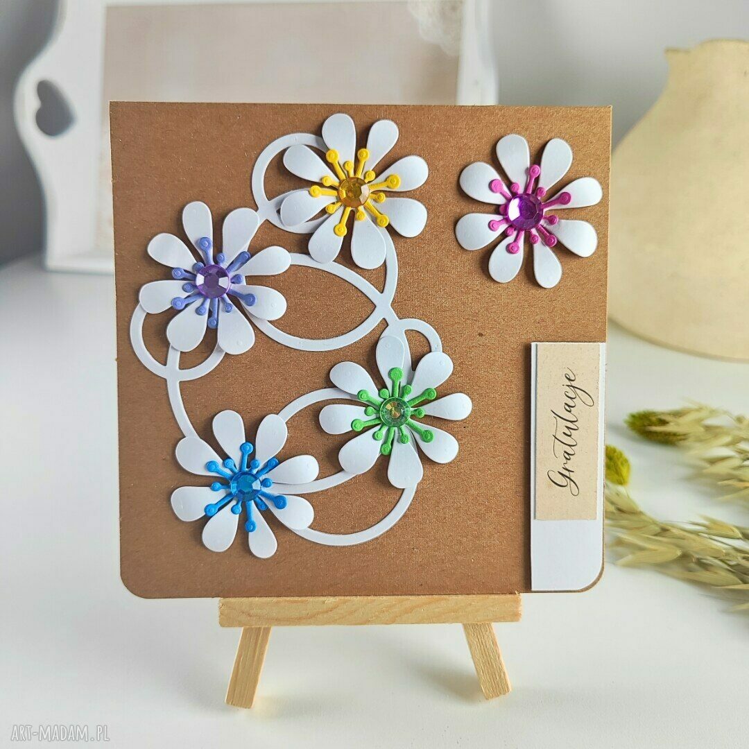 Kartka gratulacyjna „Gratulacje” handmade w stylu scrapbooking z białymi kwiatami i kopertą