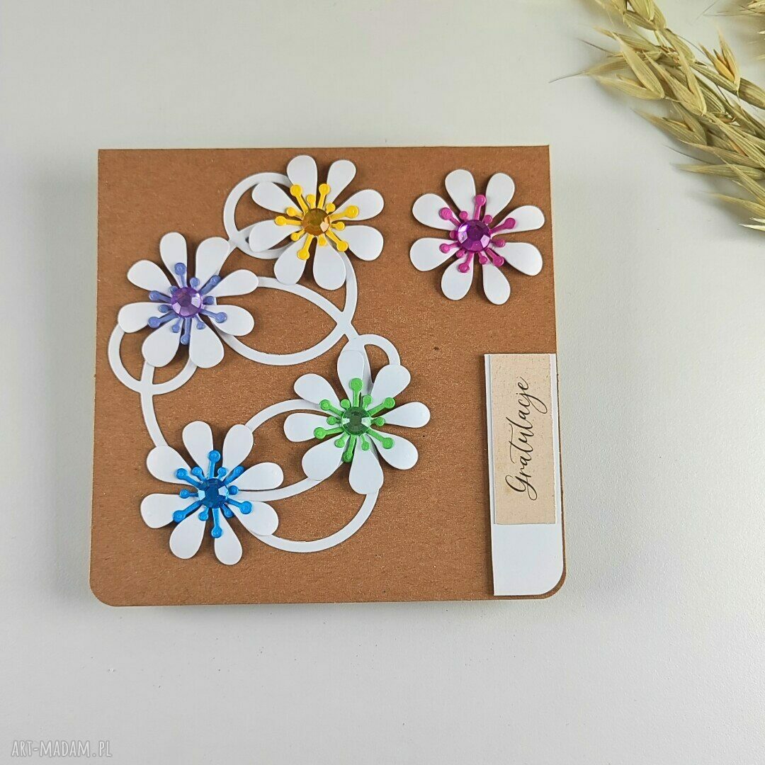 Kartka gratulacyjna „Gratulacje” handmade w stylu scrapbooking z białymi kwiatami i kopertą
