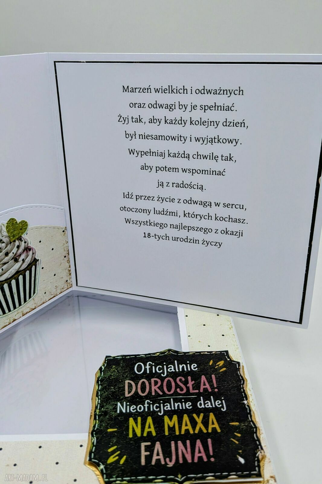 Kartka na 18 urodziny w pudełku z miejscem na pieniądze