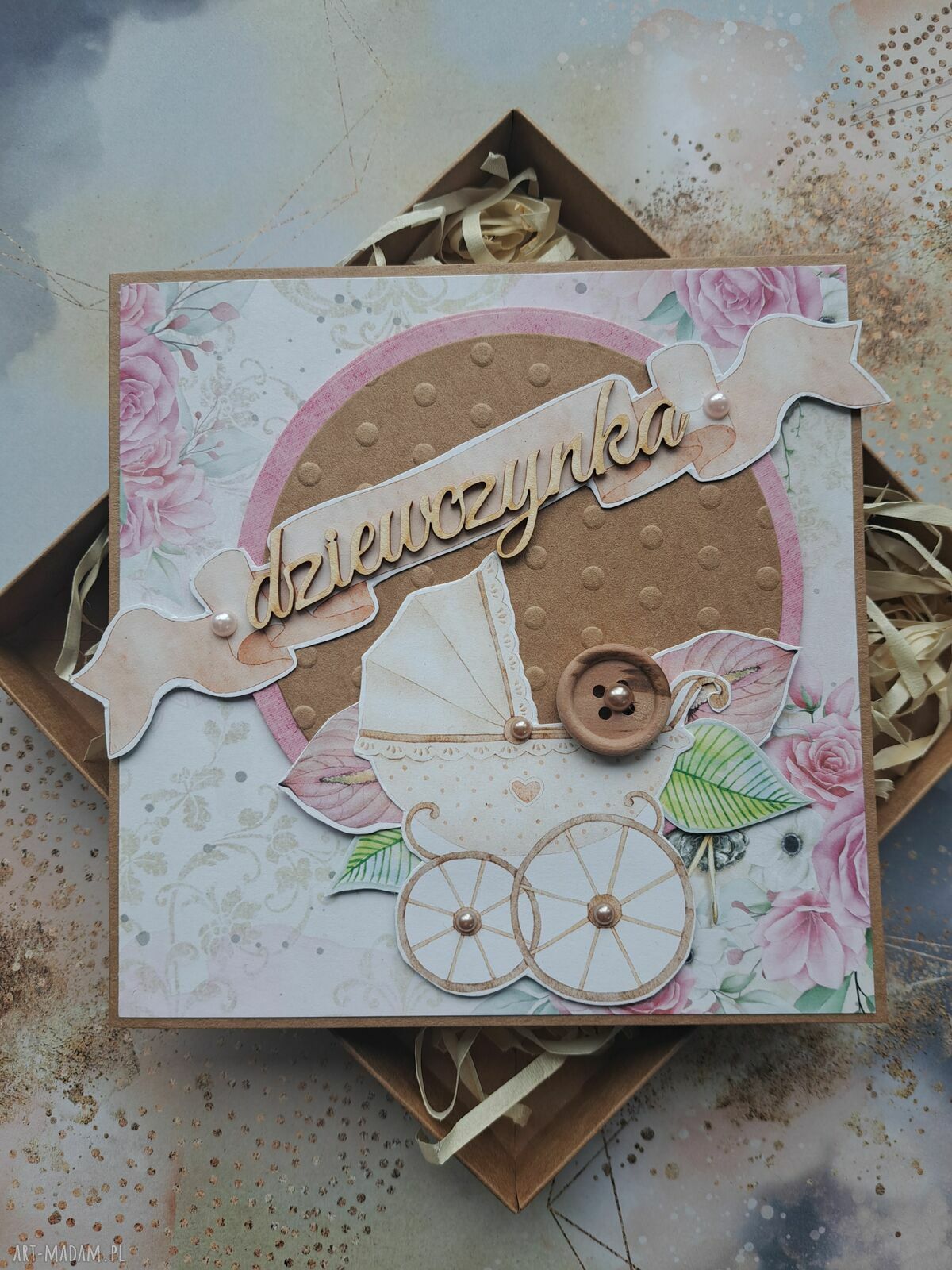 Ręcznie robiona kartka na baby shower dziewczynki w pudełku kraft