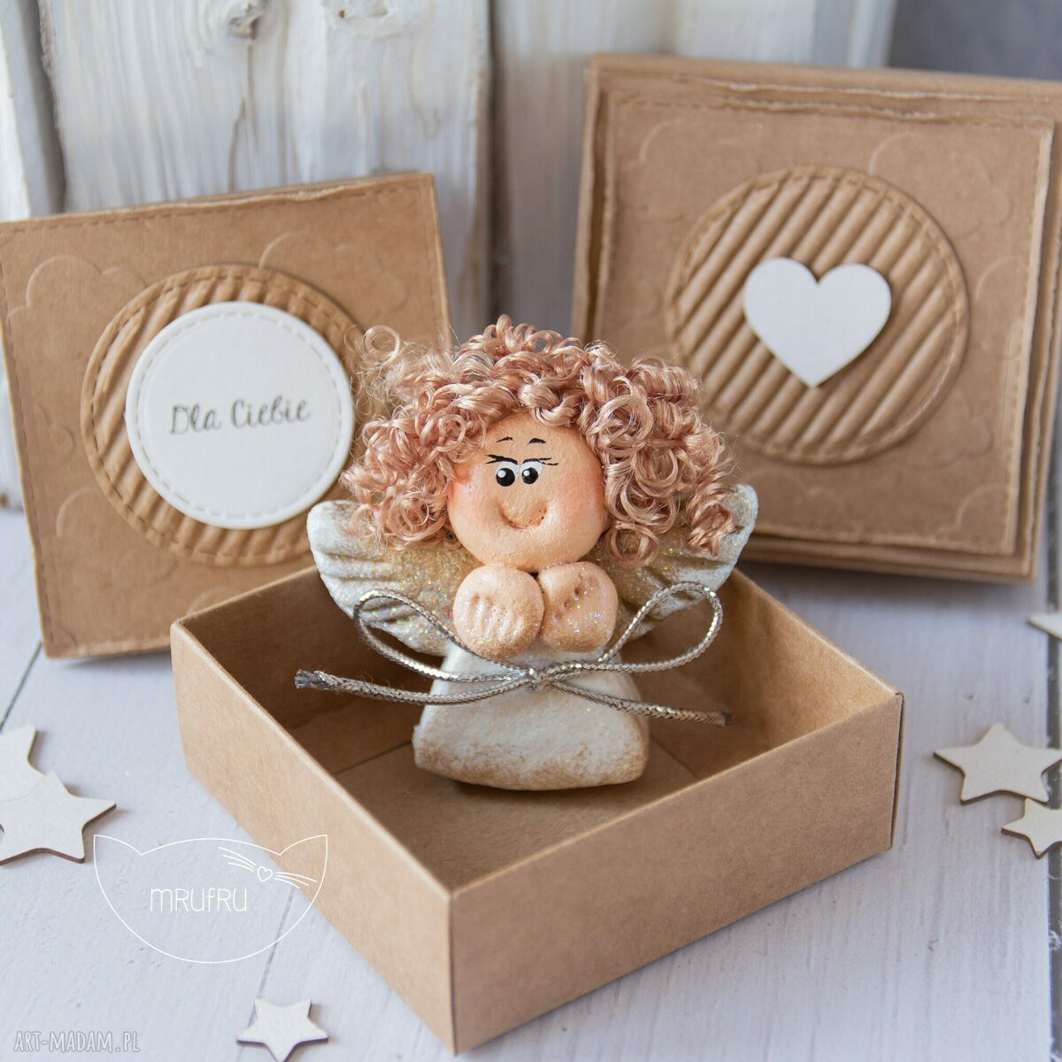kartki: Aniołek Stróż z kartką w mini pudełeczku. Przeurocza alternatywa dla karki