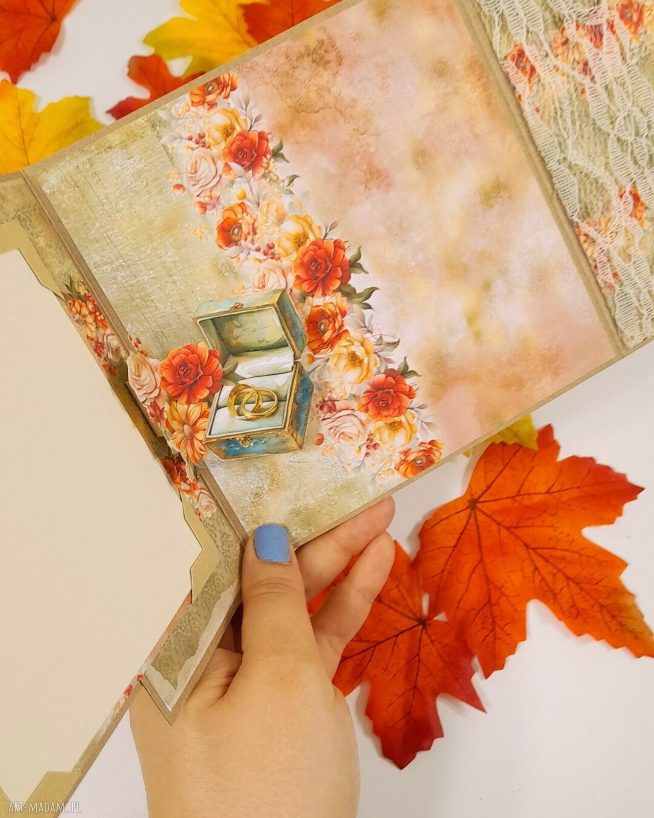 Kartka na jesienny ślub handmade - Młoda Para z czerwonym kwiatem, seria Złota Jesień