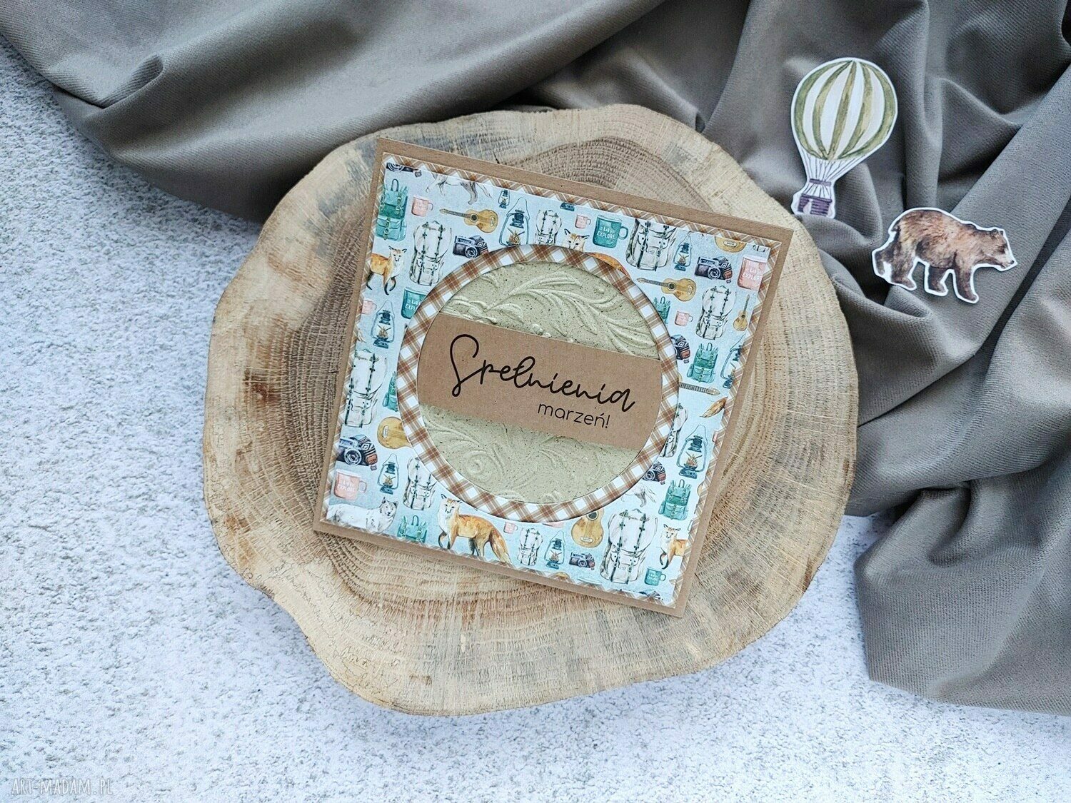 Kartka okolicznościowa „Las i podróż” w stylu scrapbooking 3D (15x15 cm)