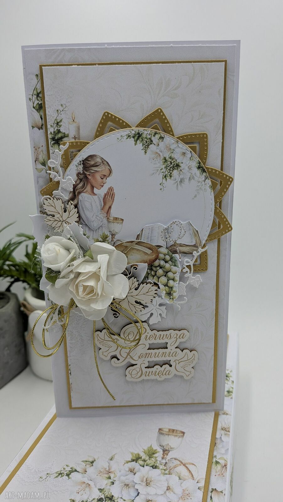 Kartka na Pierwszą Komunię Świętą sztalugowa z pudełkiem - scrapbooking w bieli i złocie
