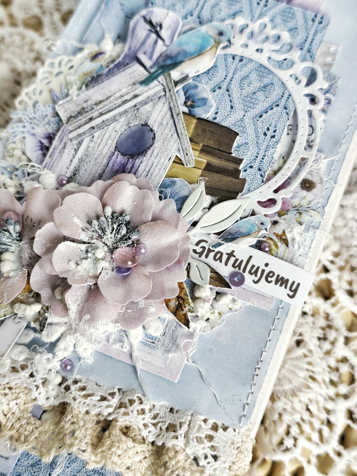 Kartka okolicznościowa „Gratulujemy” - elegancka pamiątka z koronką i kwiatami