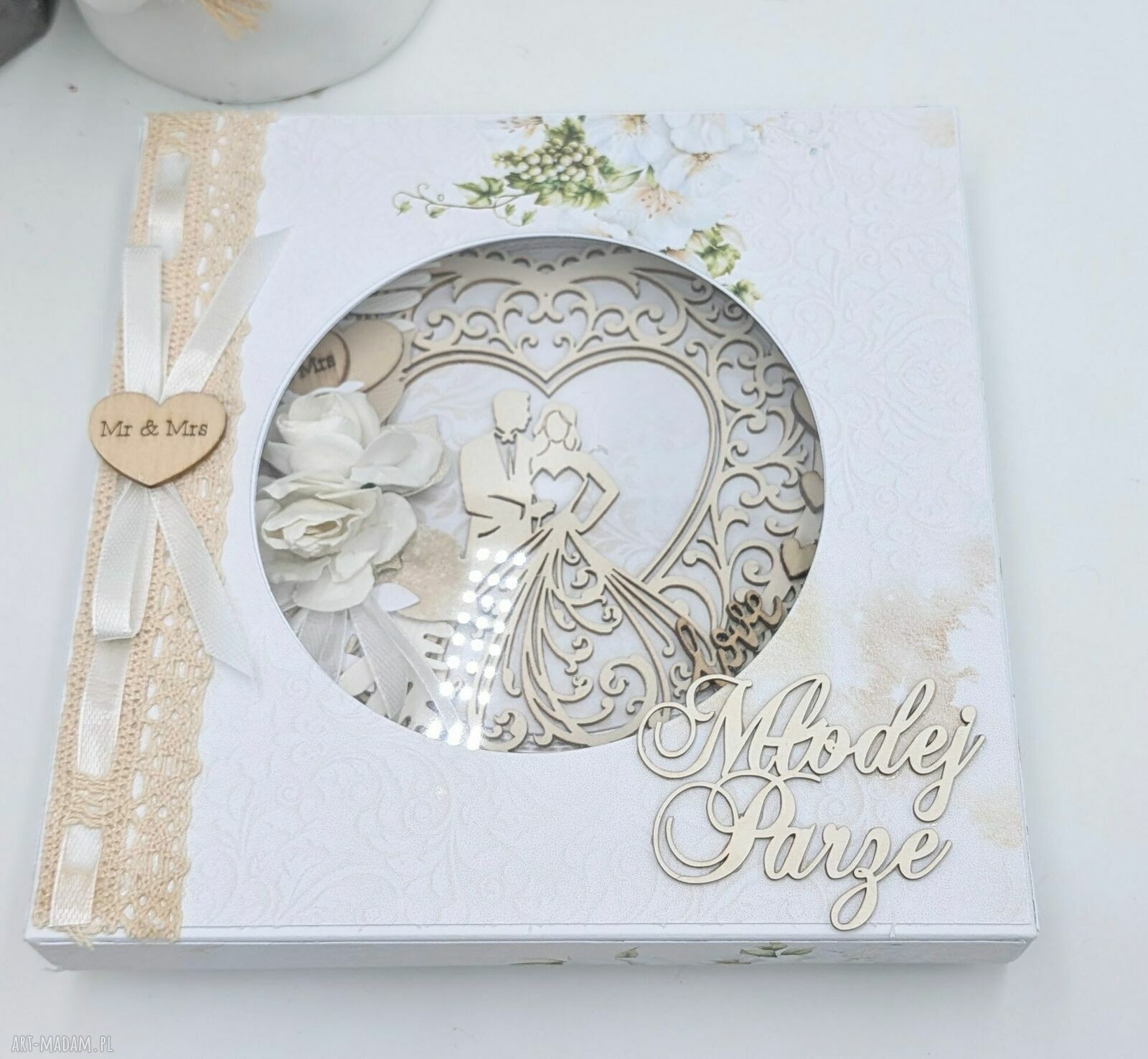 Ślubna kartka handmade 14x14 cm w pudełku z drewnianym sercem Mr & Mrs