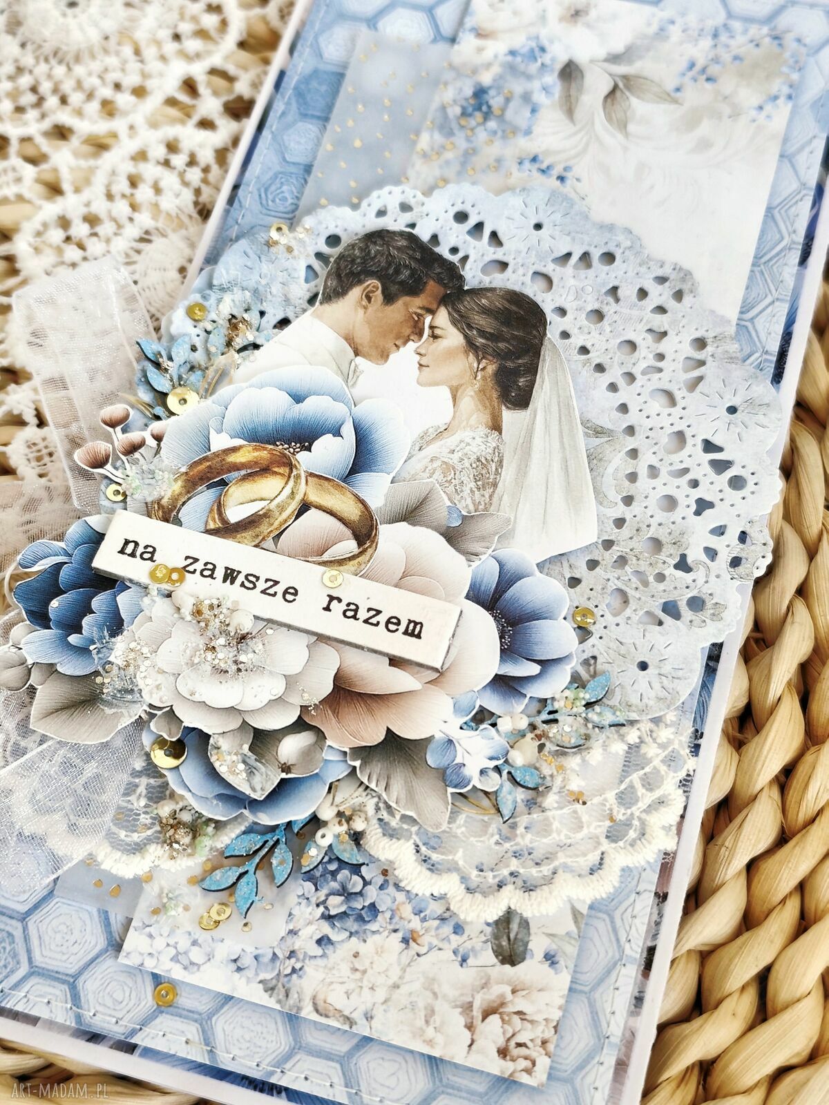 Elegancka kartka ślubna handmade z koronką i kwiatami