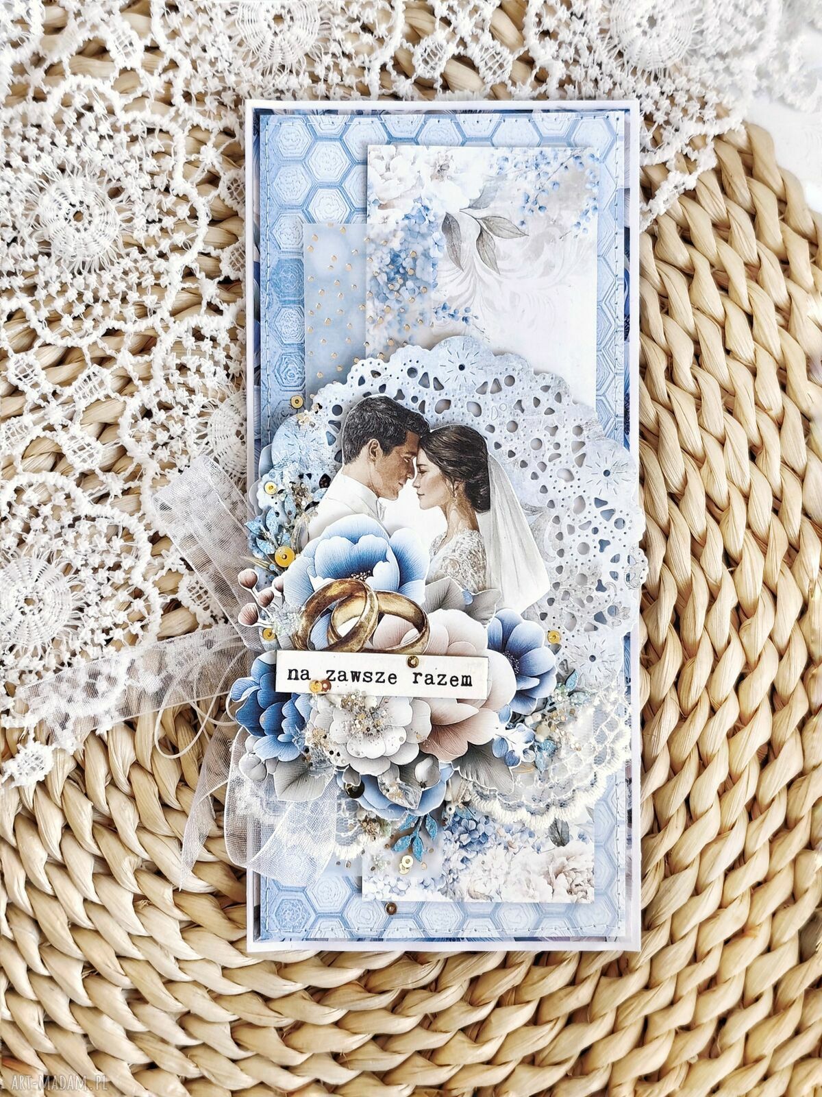 Elegancka kartka ślubna handmade z koronką i kwiatami