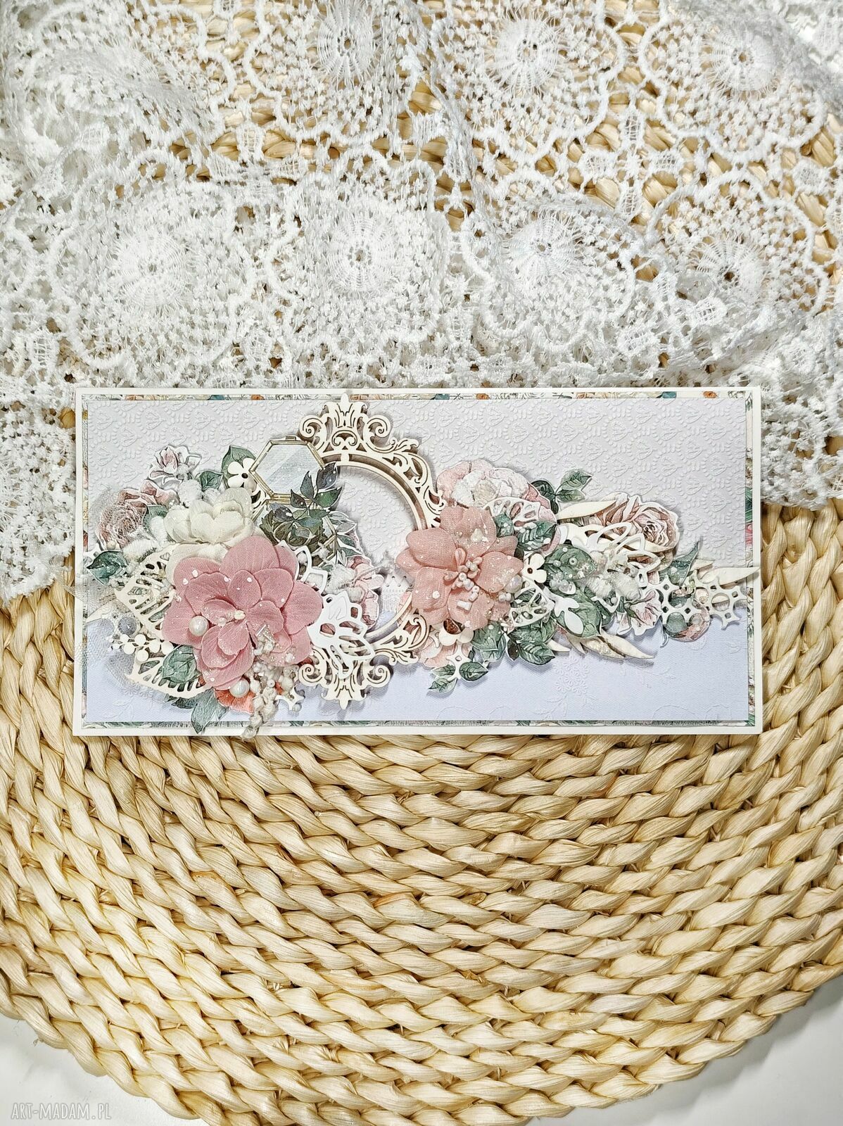 Ręcznie robiona kartka ślubna - prezent z koronką i eleganckimi kwiatkami
