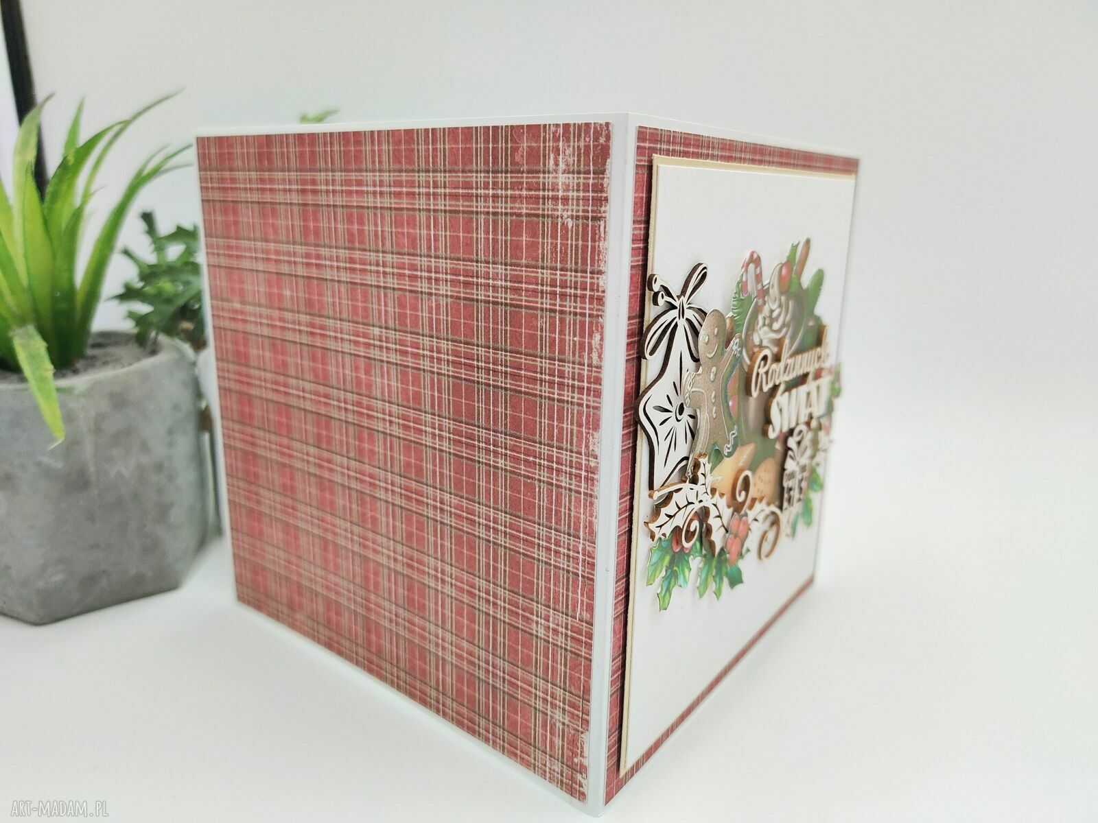 Kartka świąteczna z pierniczkami i napisem „Rodzinnych Świąt” - handmade