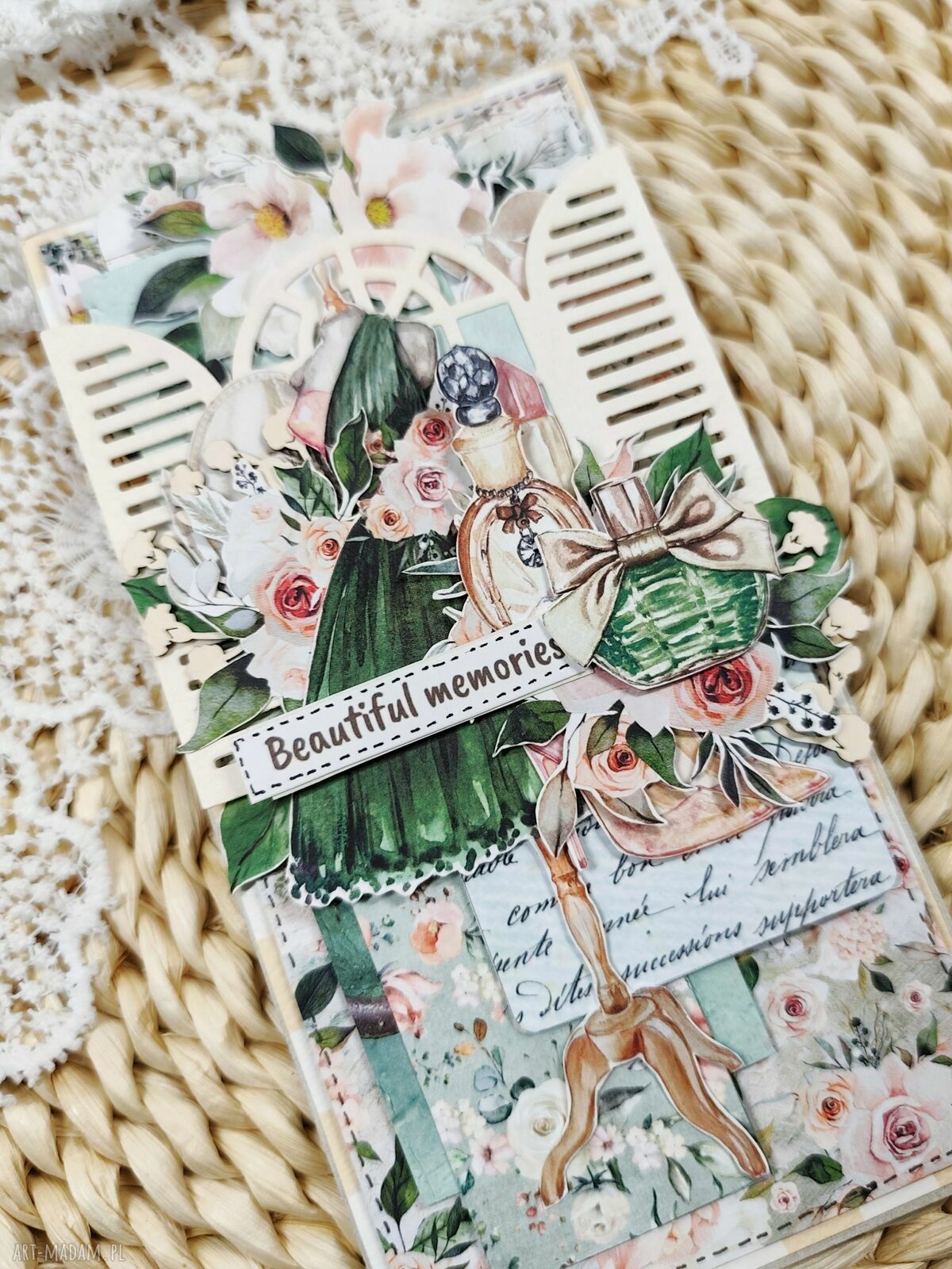 Kartka urodzinowa handmade z koronką i kwiatami