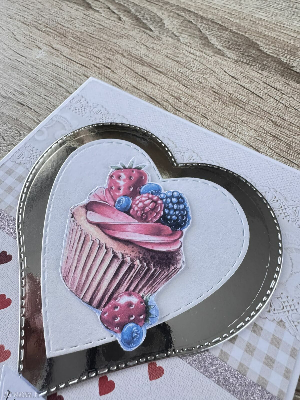Handmade kartka z babeczką na urodziny i imieniny z życzeniami