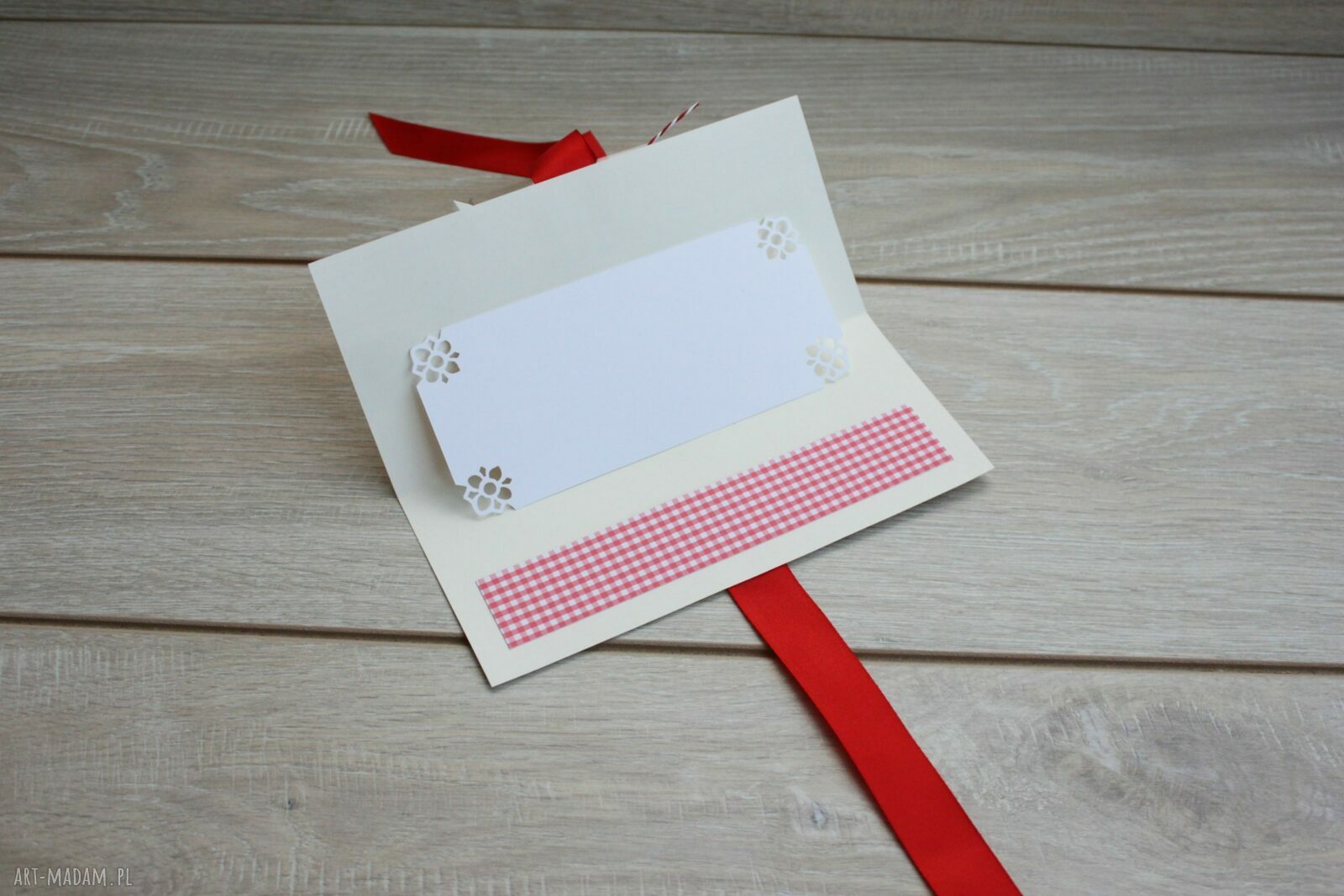 Kartka z czerwoną kokardką - handmade scrapbooking na urodziny i nie tylko