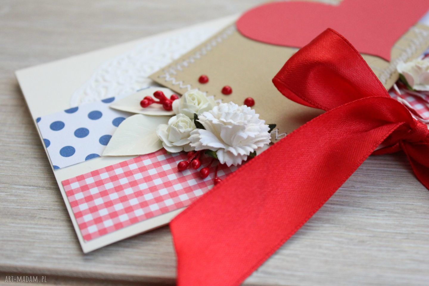 Kartka z czerwoną kokardką - handmade scrapbooking na urodziny i nie tylko