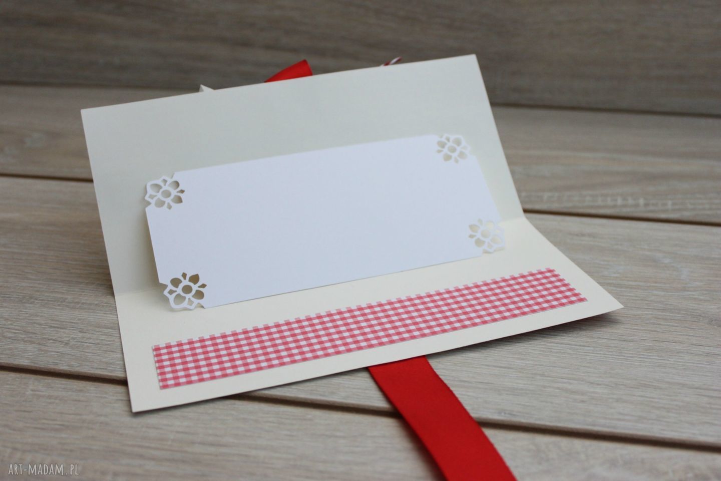 Kartka z czerwoną kokardką - handmade scrapbooking na urodziny i nie tylko
