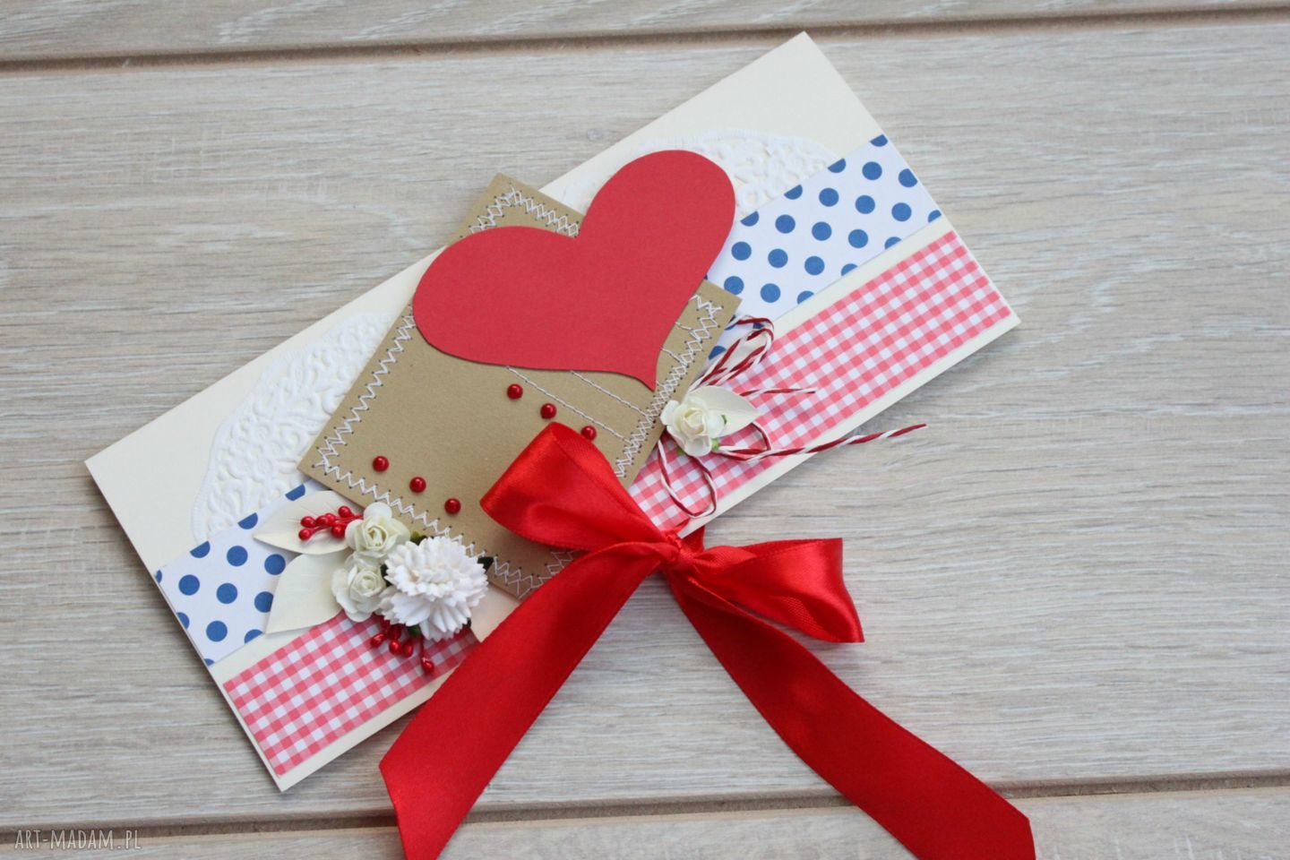 Kartka z czerwoną kokardką - handmade scrapbooking na urodziny i nie tylko