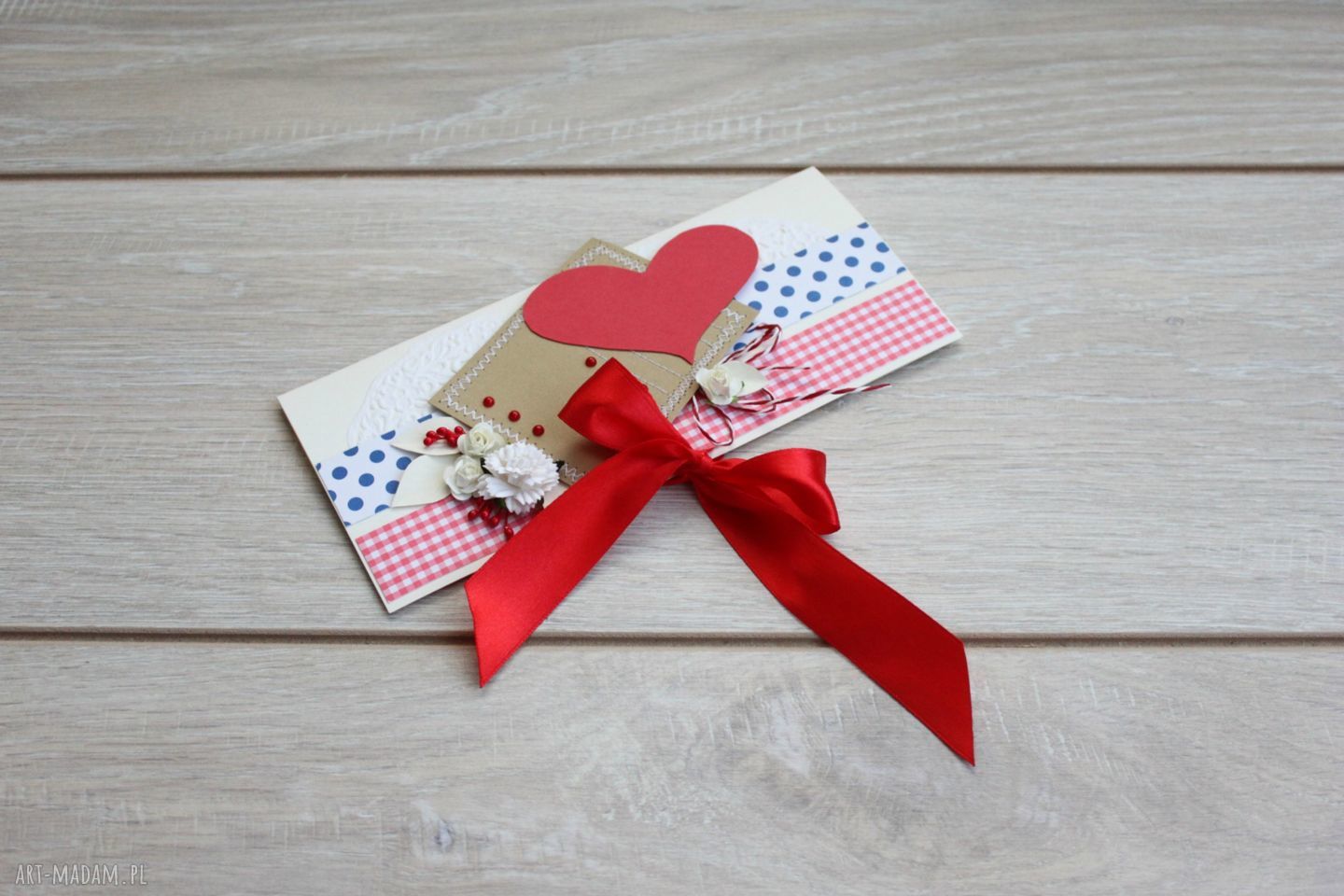 Kartka z czerwoną kokardką - handmade scrapbooking na urodziny i nie tylko