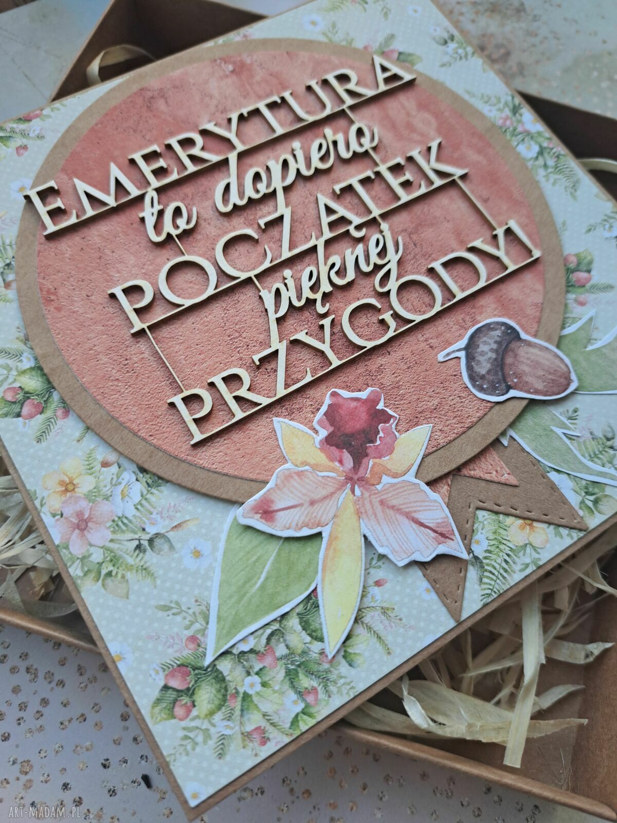 Wyjątkowa kartka na emeryturę dla kobiety w pudełku kraft
