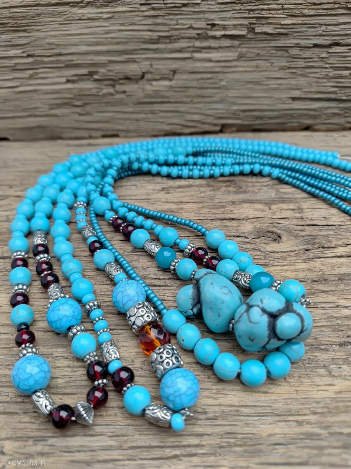 Długi naszyjnik z turkusowego howlitu Bali w stylu boho