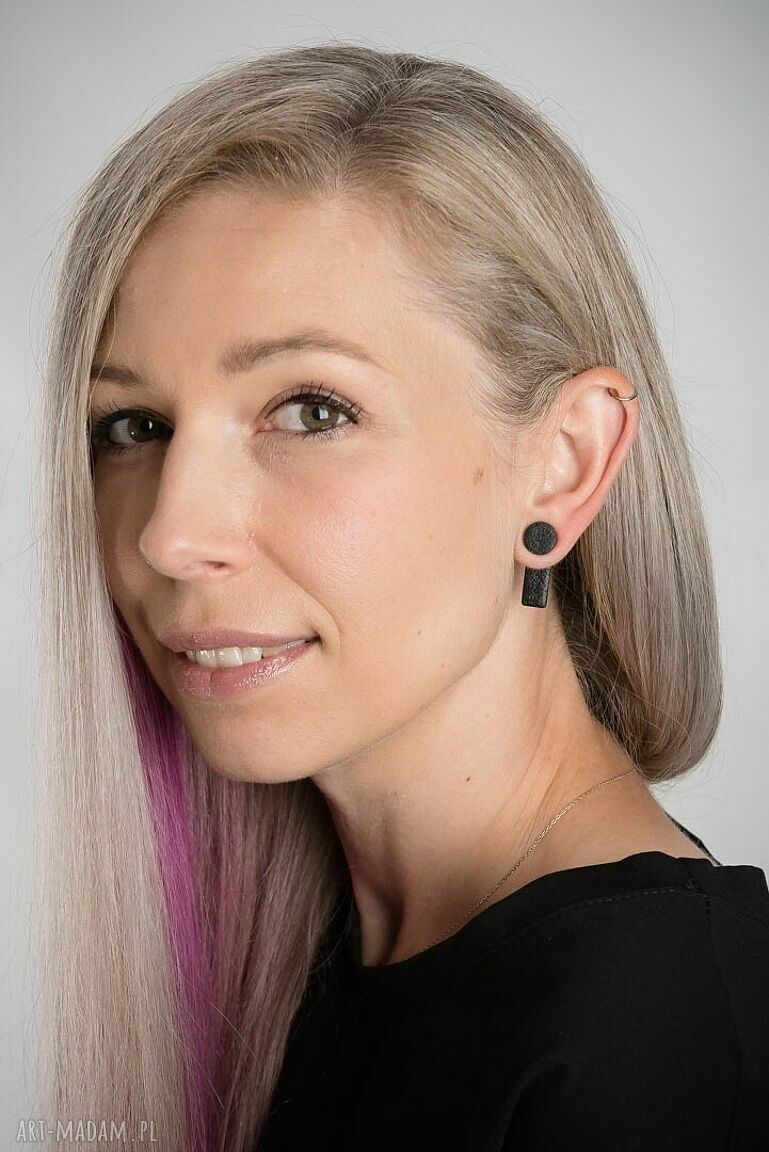 Kolczyki Katie podłużne z modeliny - czarne z brokatowym akcentem