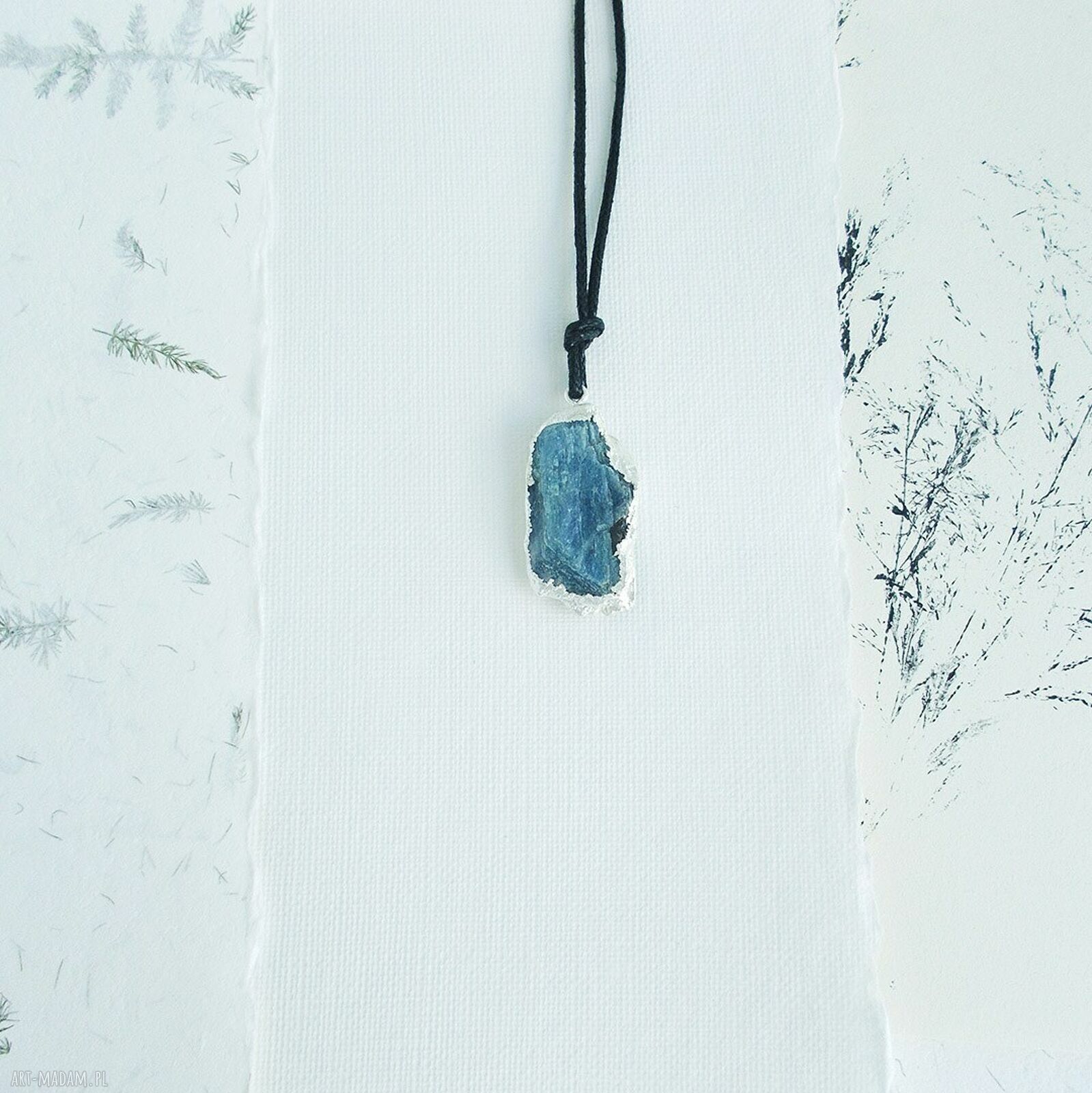 Kianit niebieski surowy wisior No 5 - wisiorek handmade na czarnym sznurku