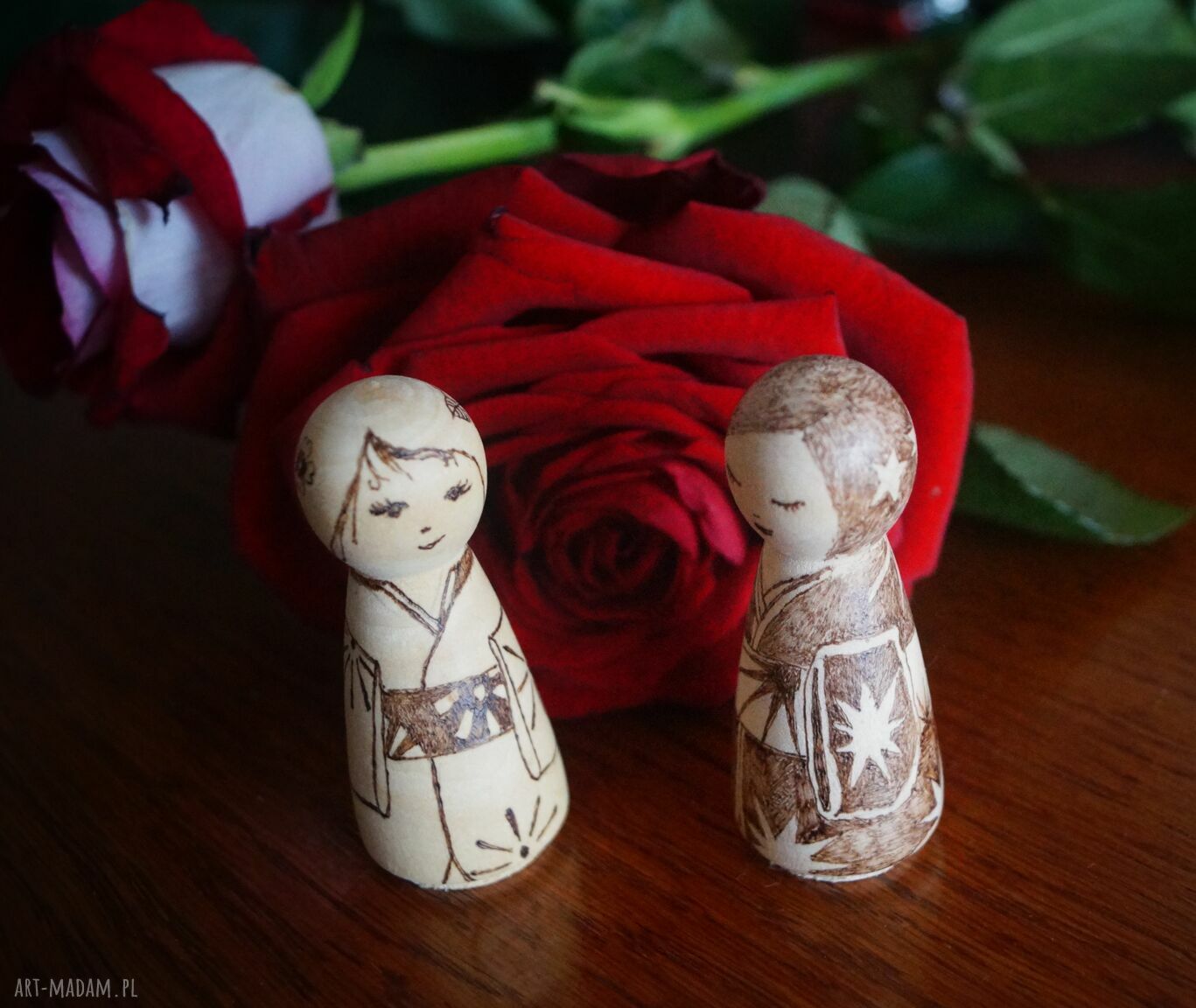 Dzień noc para laleczek nierozłączek kokeshi wypalanie