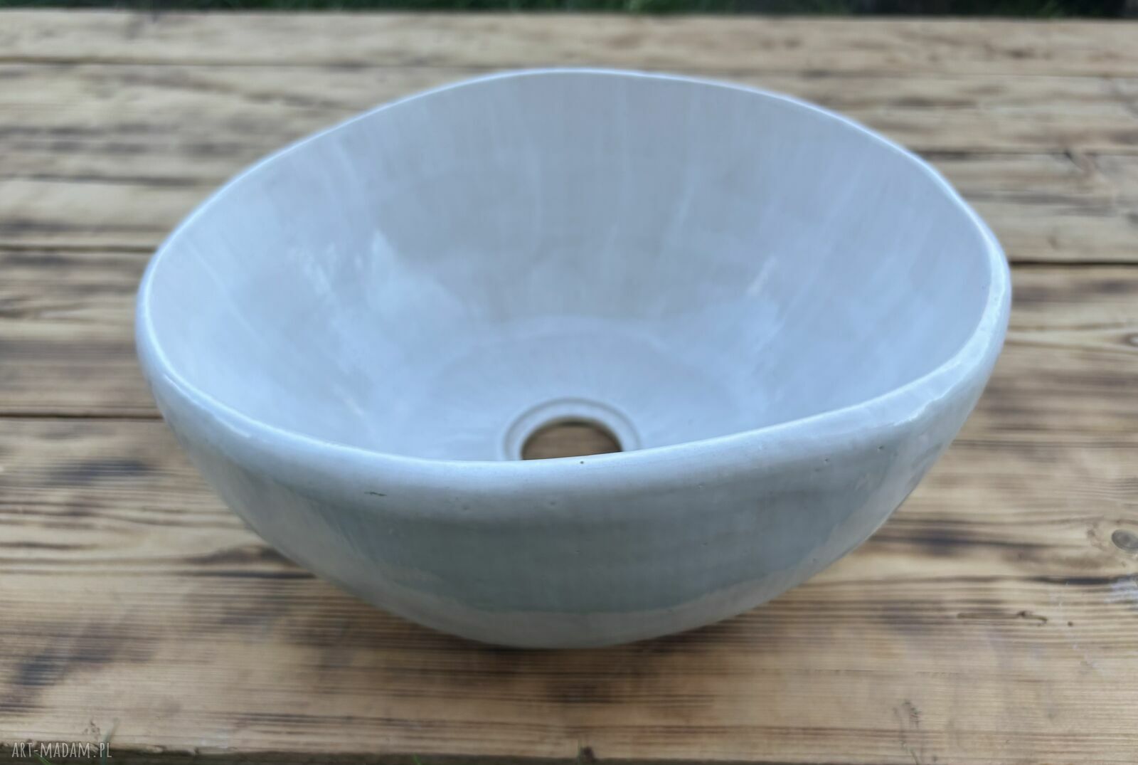Klasyczna biała umywalka ceramiczna ręcznie robiona