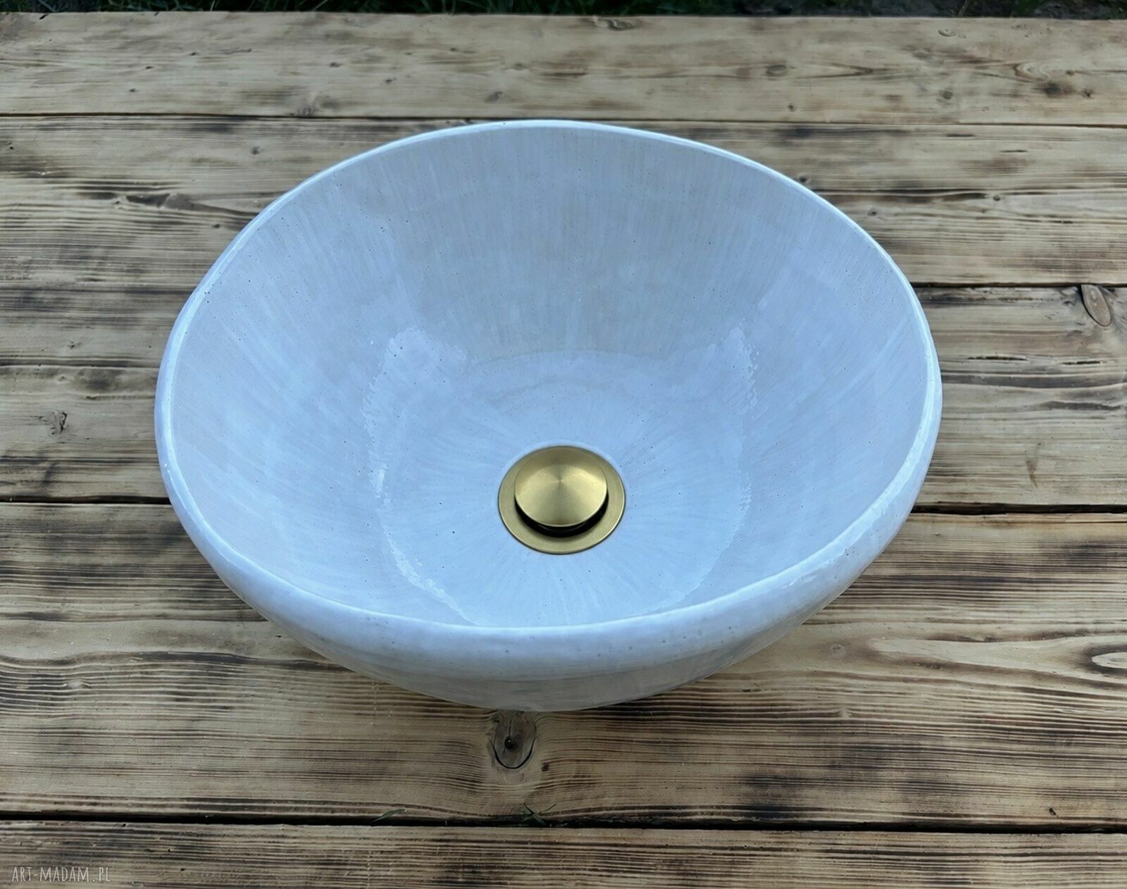 Klasyczna biała umywalka ceramiczna ręcznie robiona