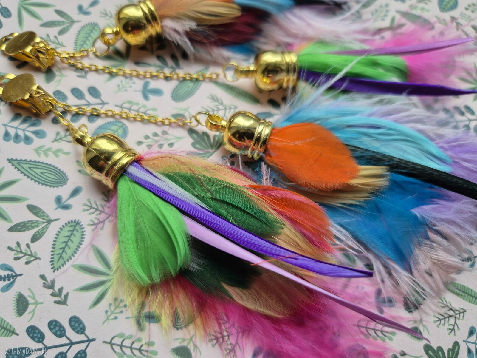 Klipsy z długimi kolorowymi piórami - boho styl w Twoich uszach