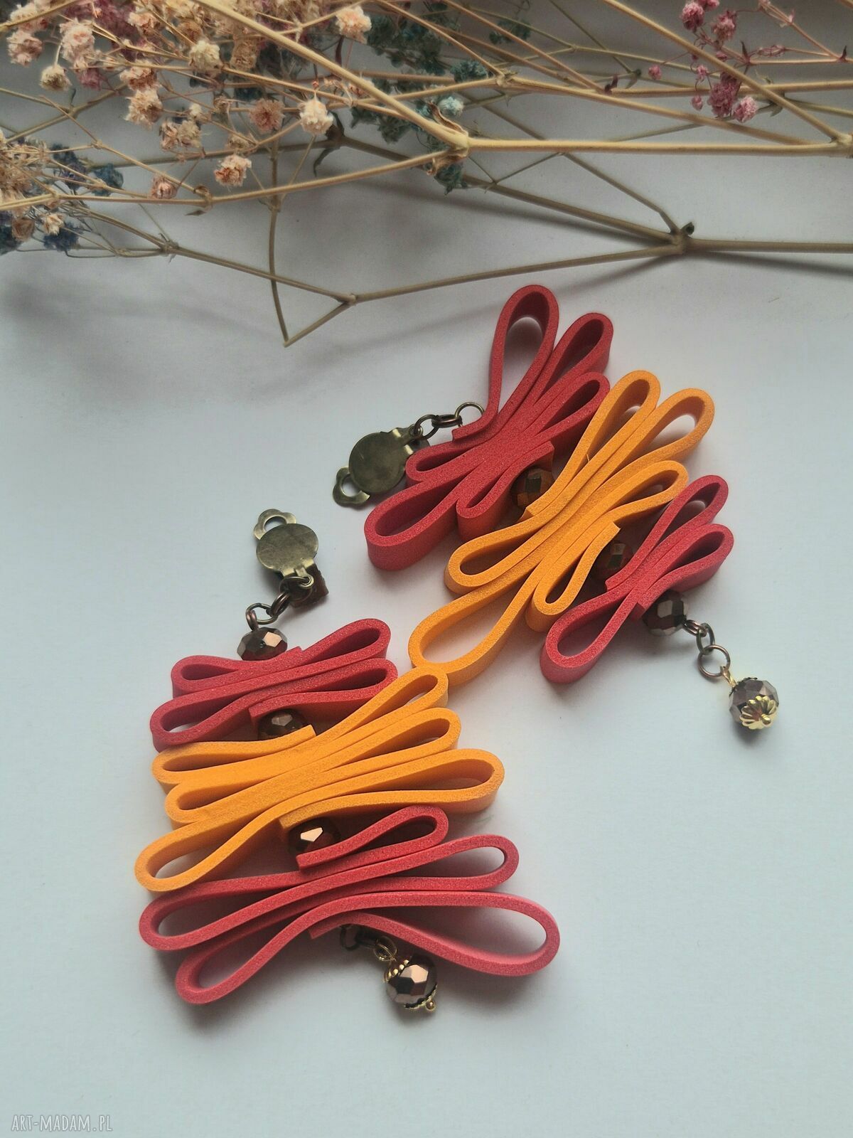 Klipsy leciutkie pomarańczowo-czerwone z piórami - pojedynczy egzemplarz handmade