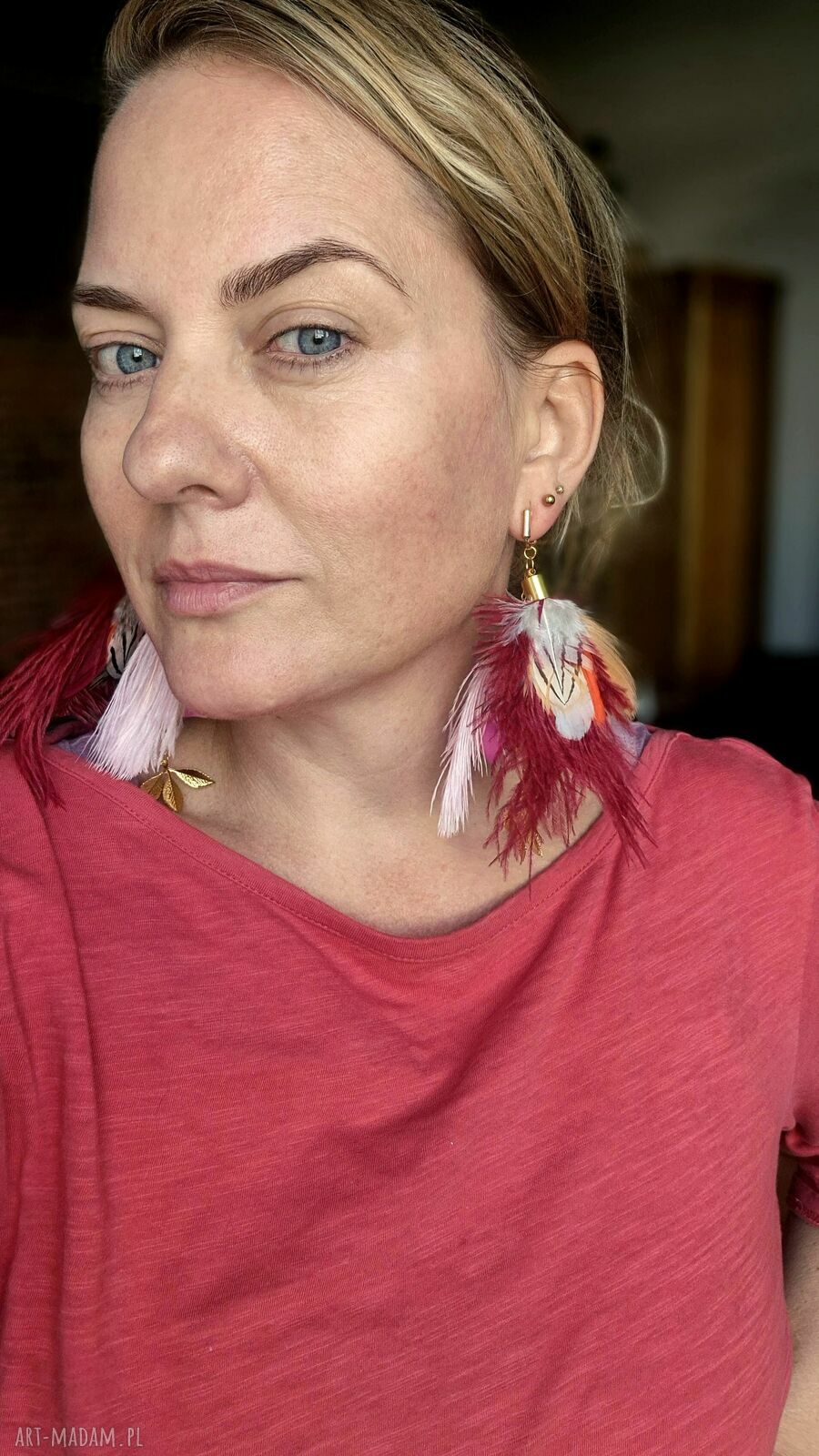 Klipsy z długich piór i kwiatów - lekkie boho etno