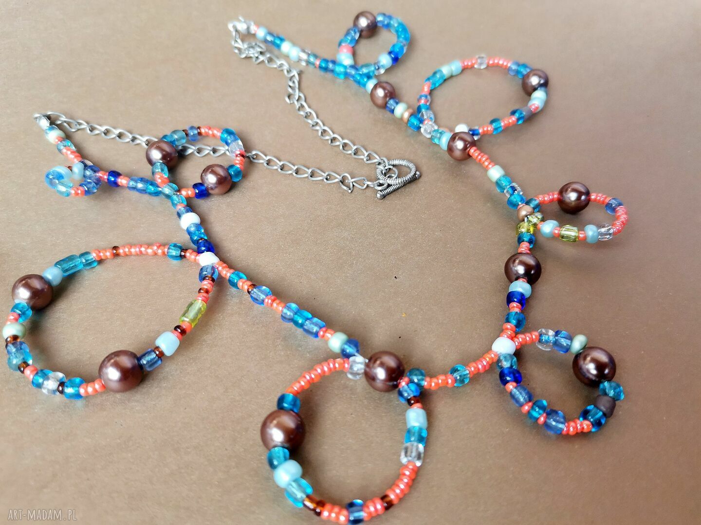 Klipsy z dużymi pomponami - folk boho i wyrazisty styl