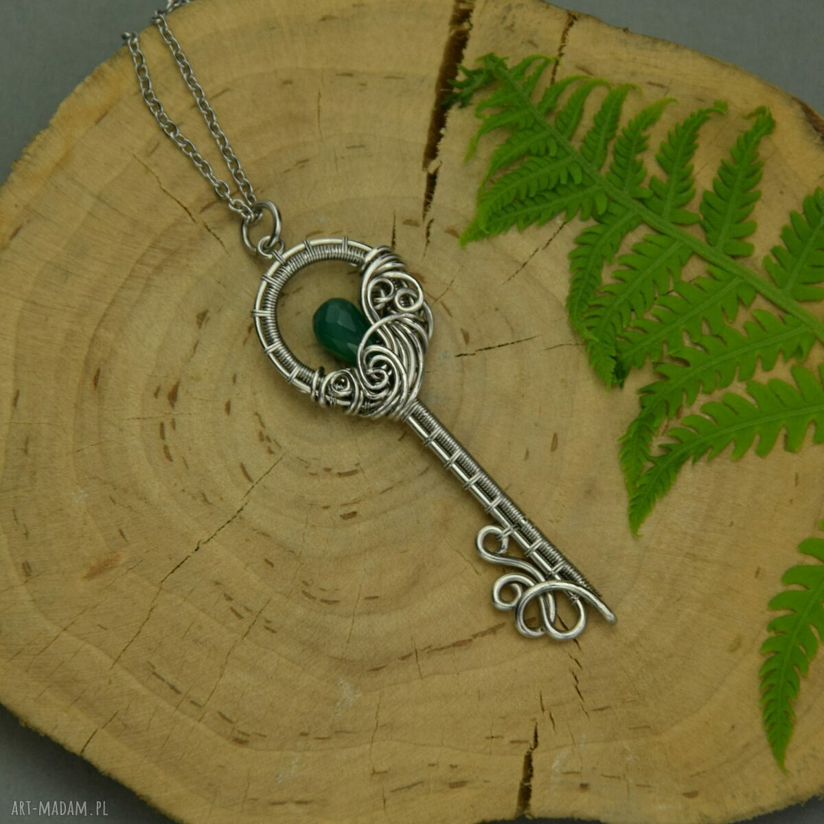 Wisiorek klucz z zielonym onyks - handmade wire wrapping