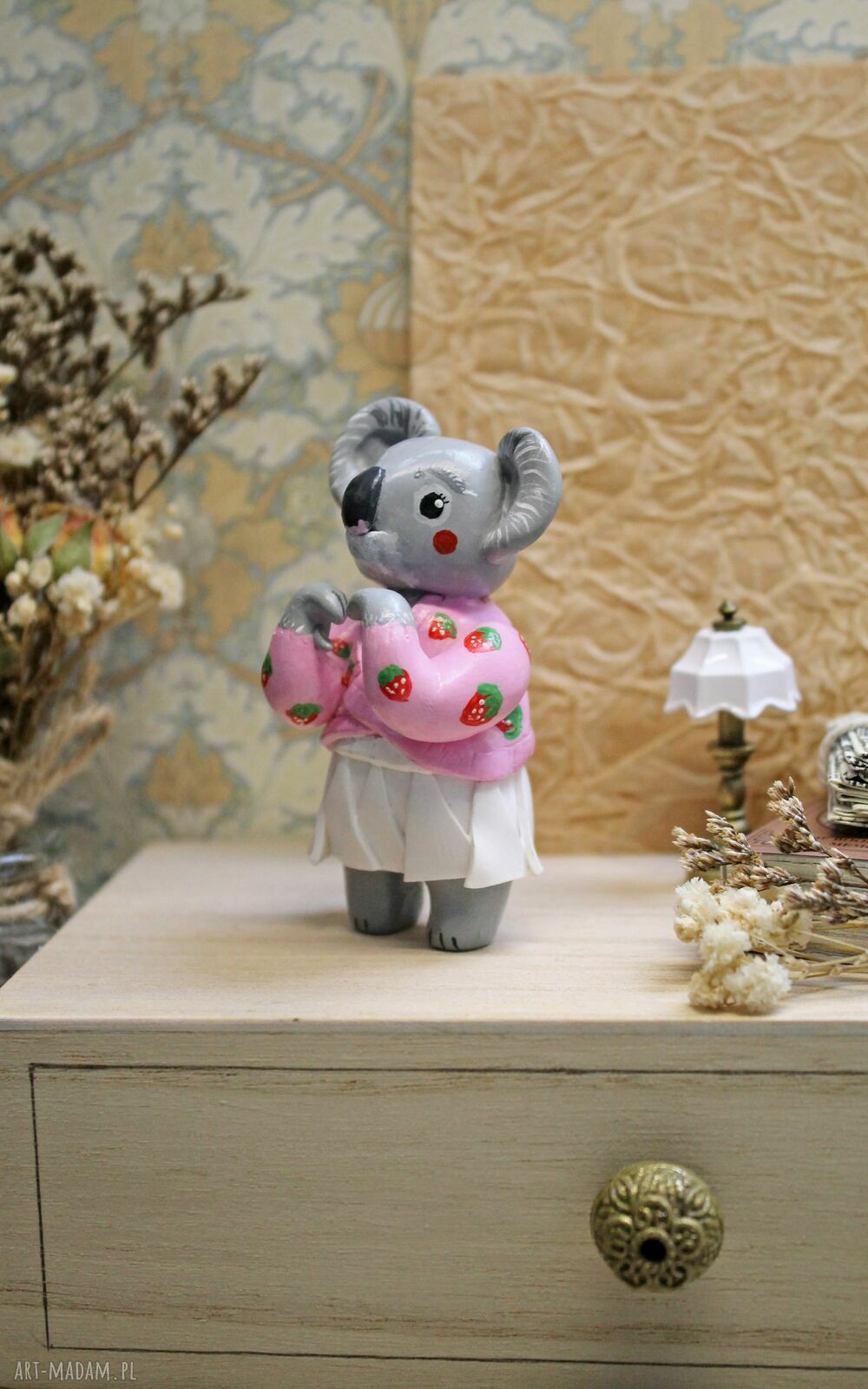Koala w swetrze z truskawkami - mini figurka z gliny polimerowej