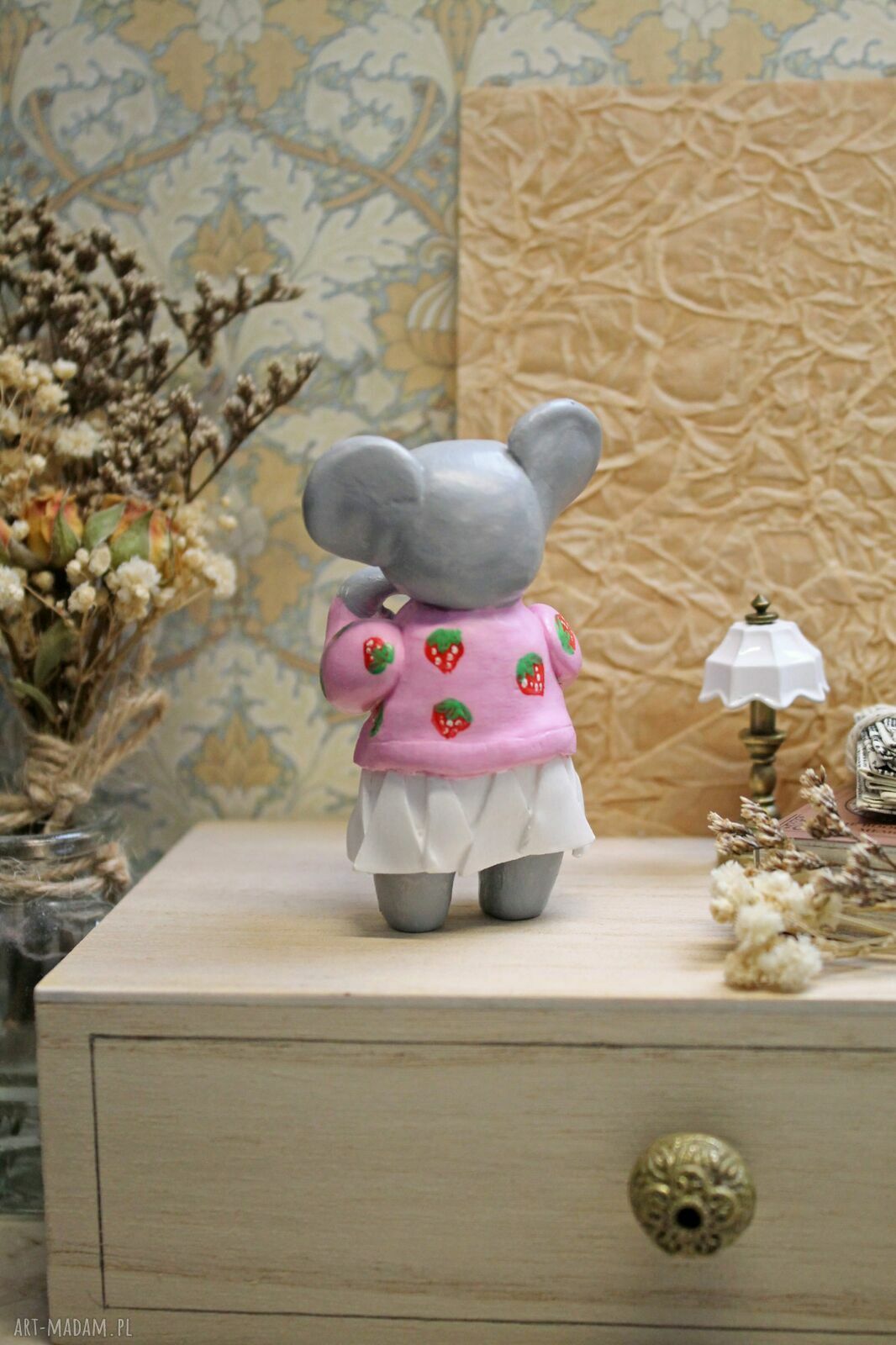 Koala w swetrze z truskawkami - mini figurka z gliny polimerowej