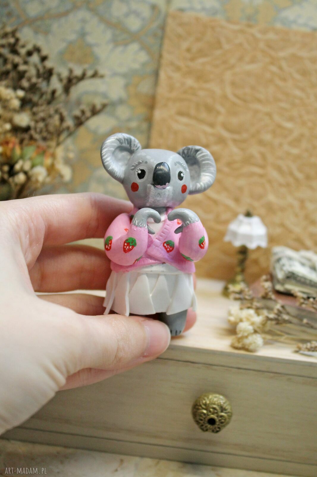 Koala w swetrze z truskawkami - mini figurka z gliny polimerowej