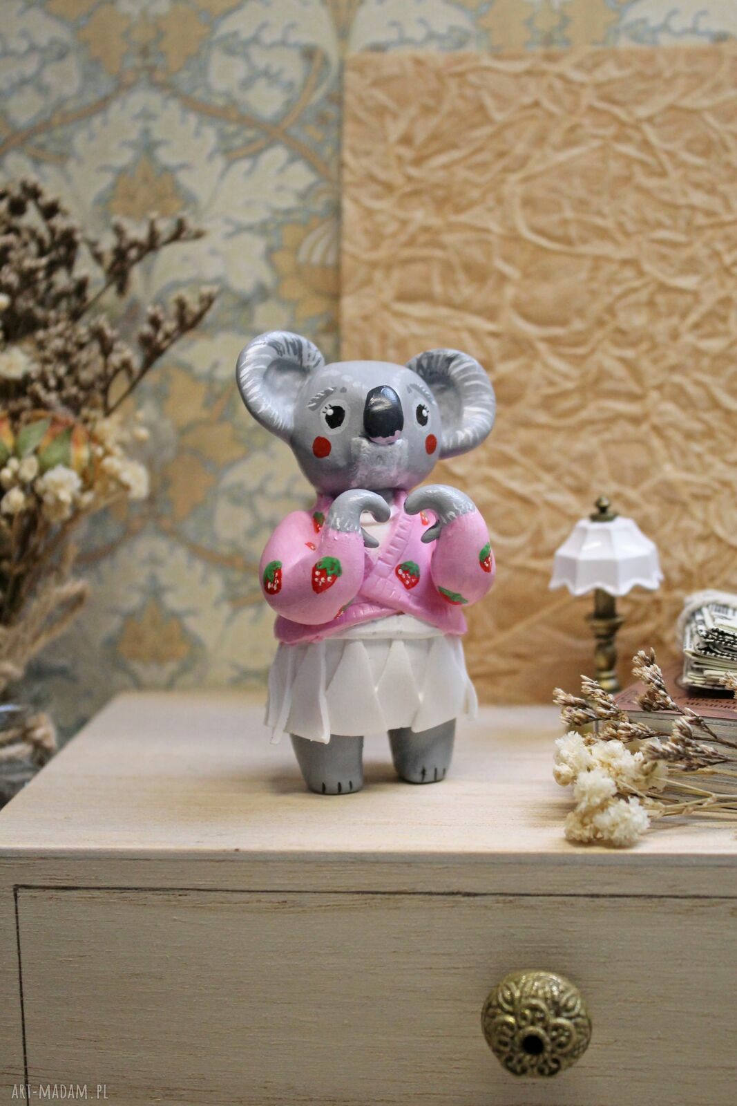 Koala w swetrze z truskawkami - mini figurka z gliny polimerowej