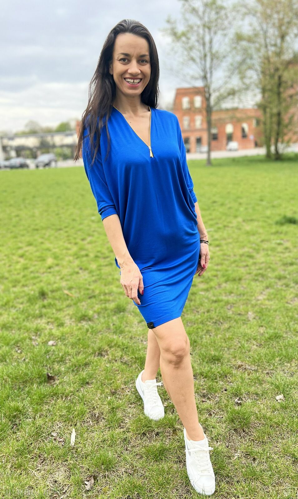 Kobaltowa sukienka Luna Blu - elegancja i wygoda w jednym
