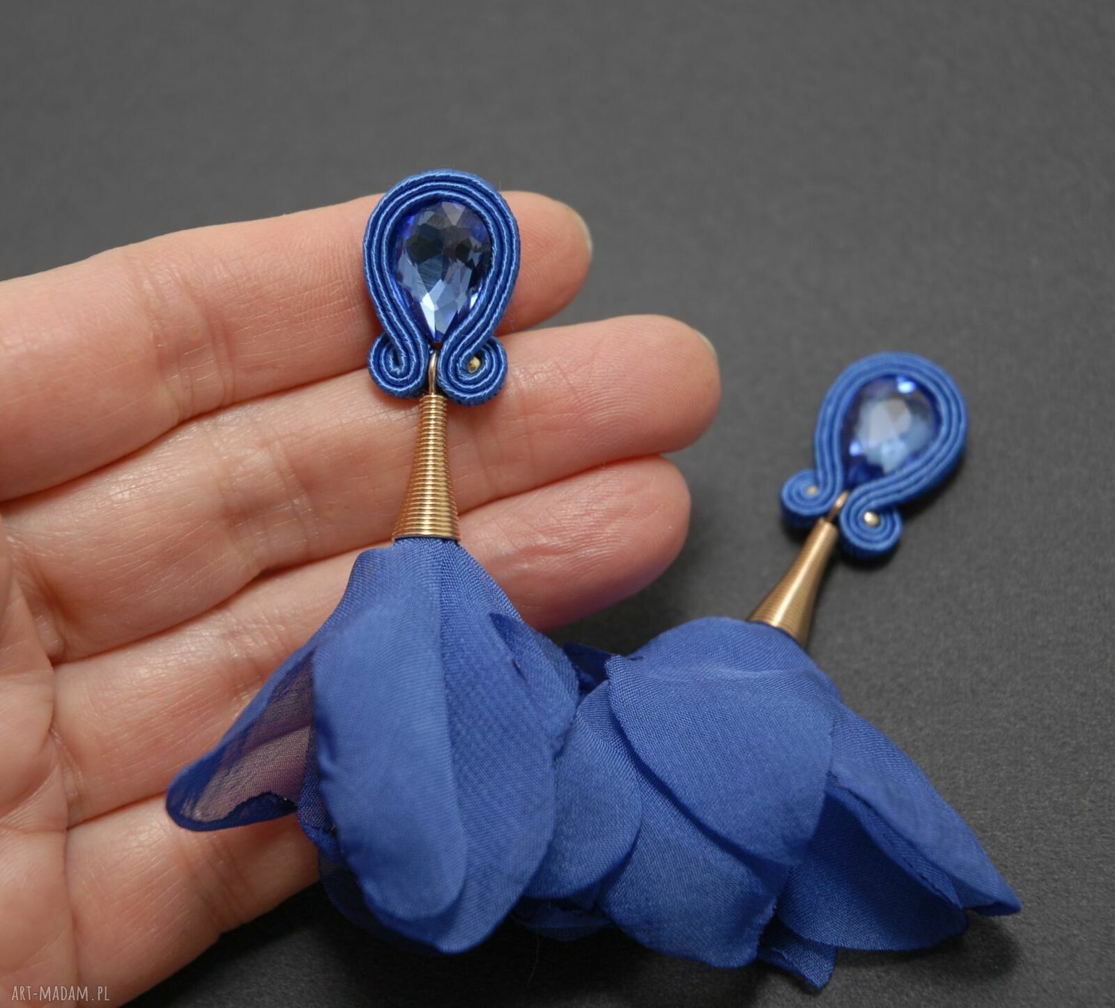 Kobaltowe, granatowe kolczyki sutasz z kwiatkiem - długie wiszące handmade