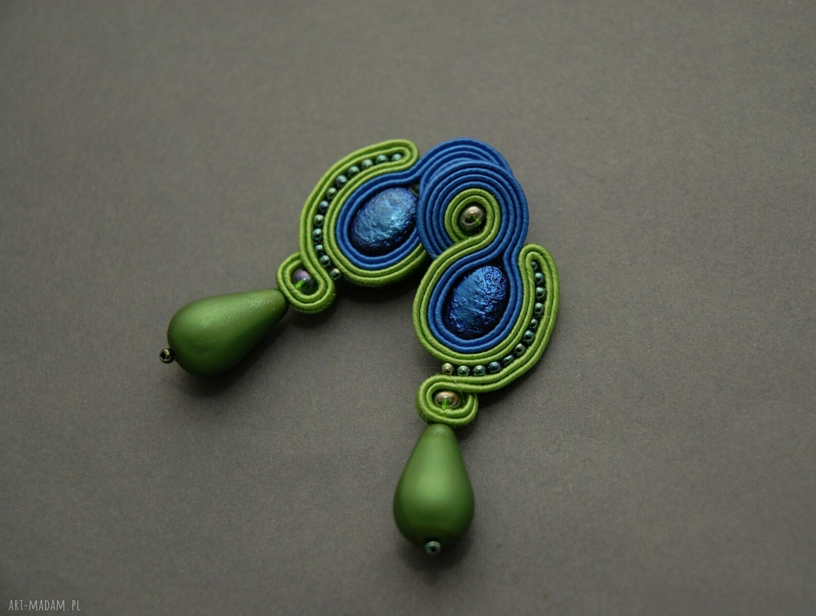 Kobaltowo-zielone kolczyki sutasz - eleganckie, ręcznie robione, ok. 6 cm