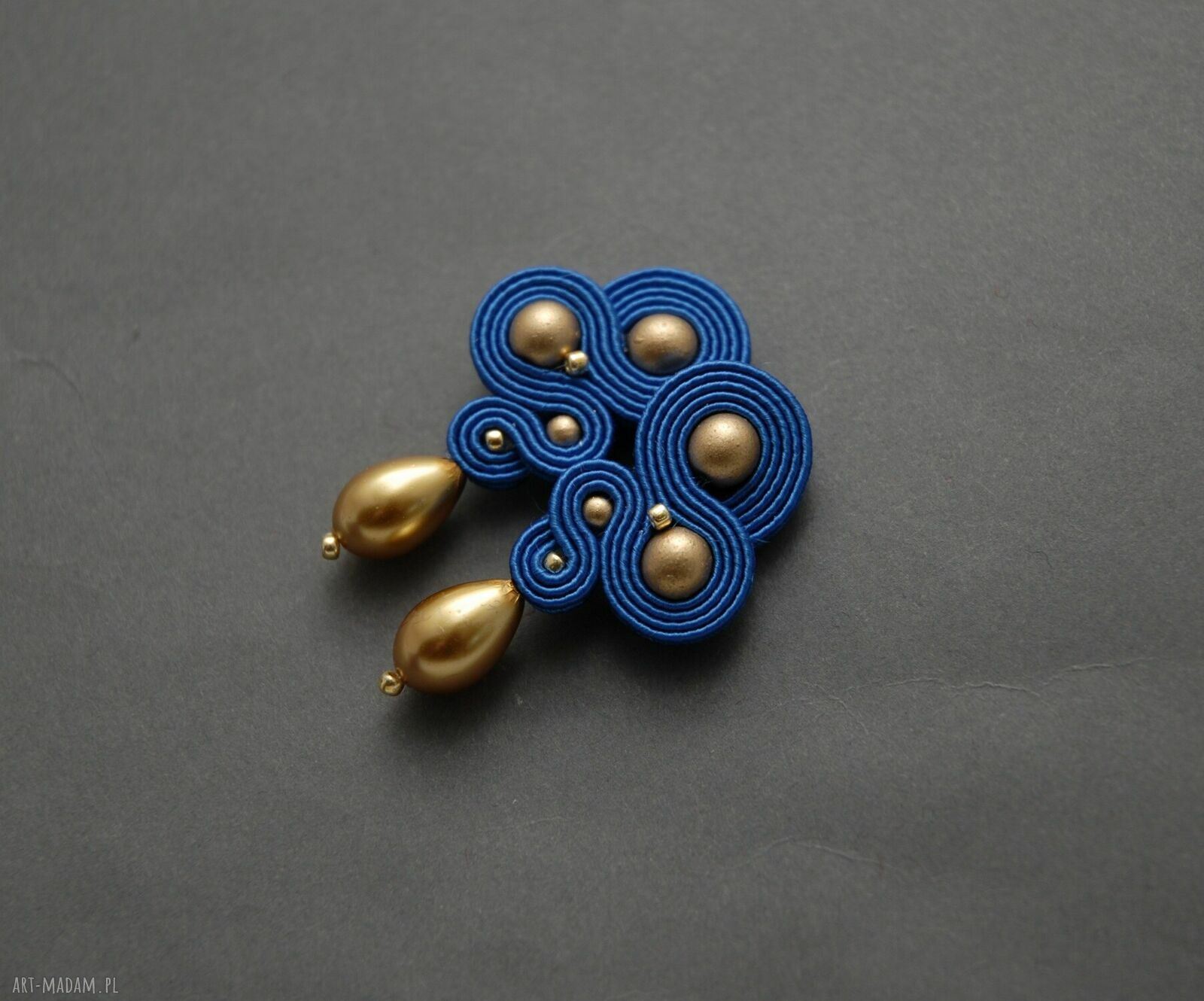 Kobaltowo-złote kolczyki sutasz na sztyftach - elegancka biżuteria handmade