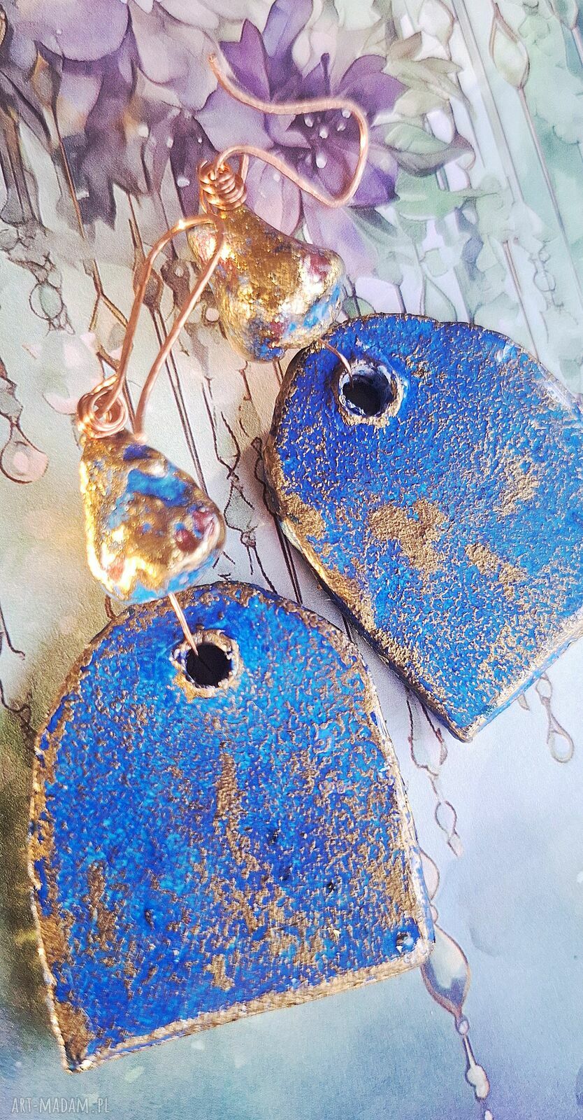 Czerwone kolczyki handmade z motywem kobiecej twarzy