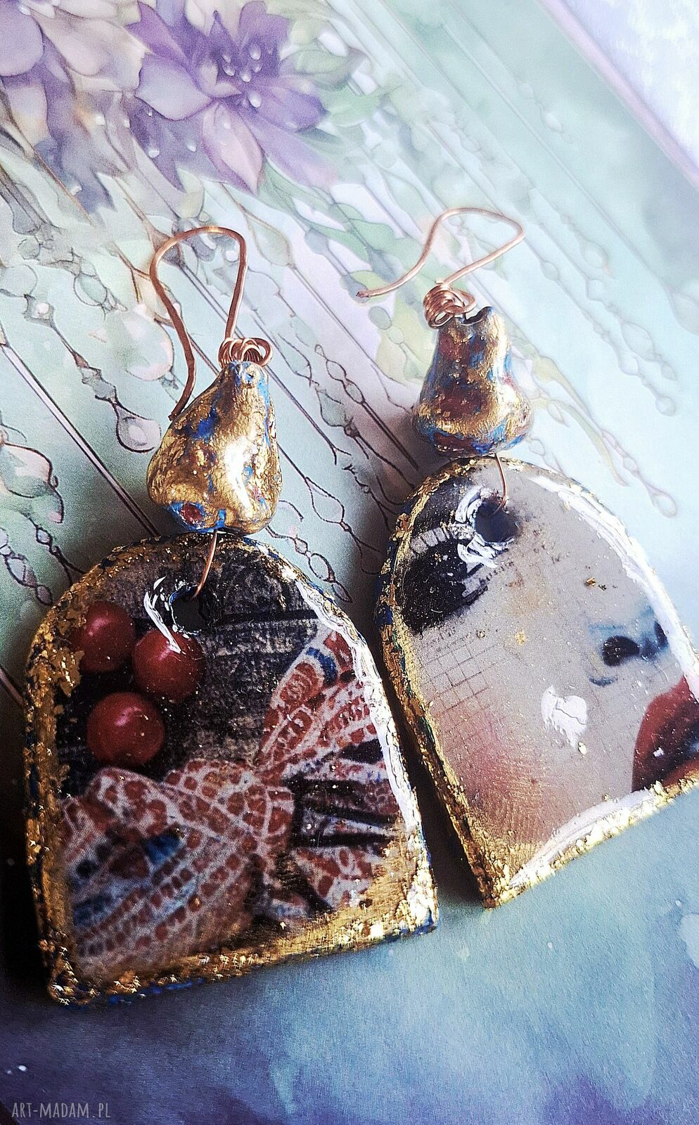 Czerwone kolczyki handmade z motywem kobiecej twarzy