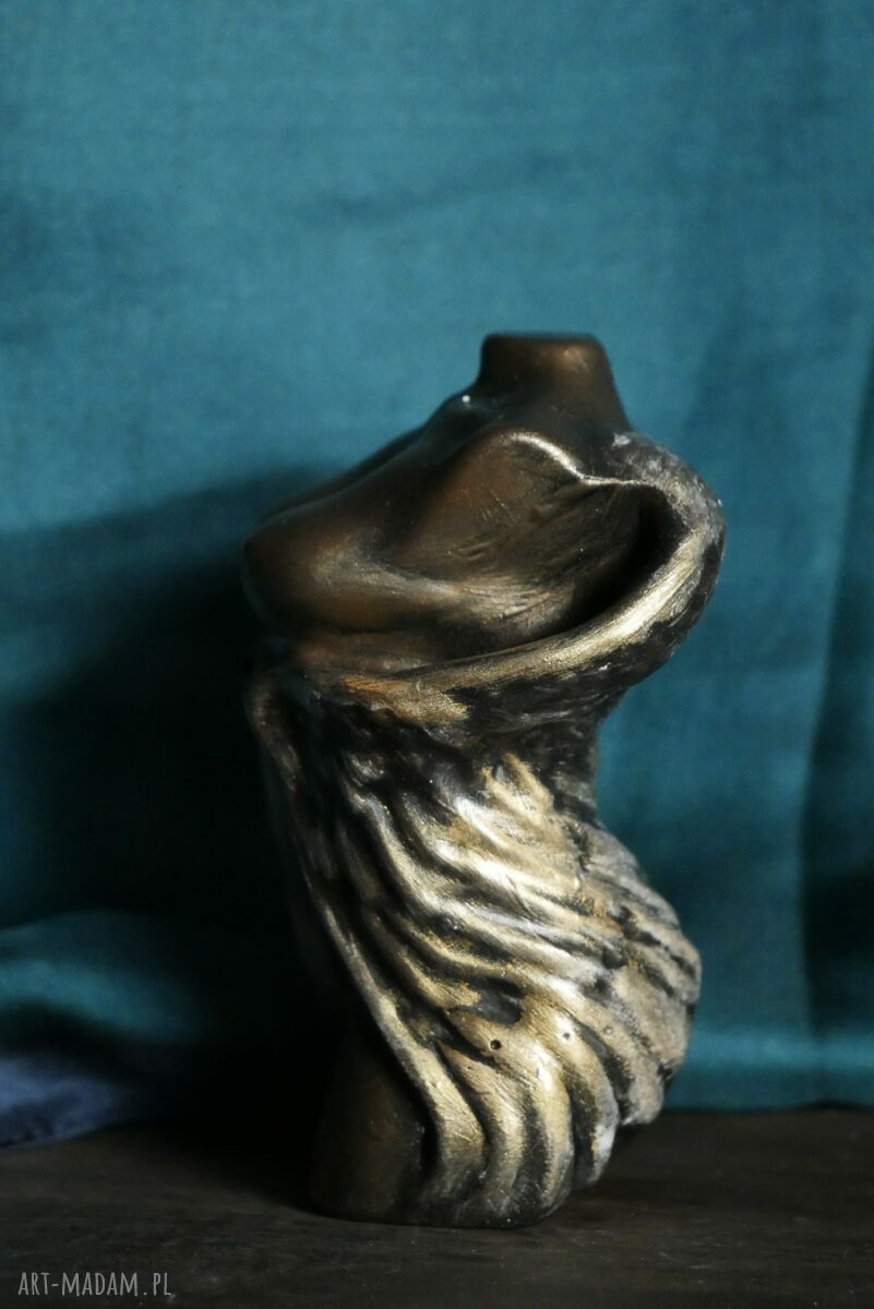 Kobieta Anioł, złota anielica - elegancka figurka z gipsu 10,5 cm