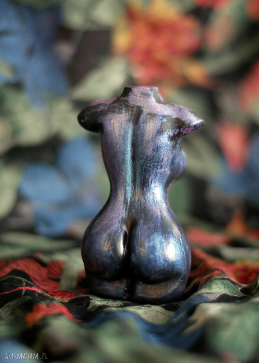 Kobieta niebieska i fioletowa - metaliczna rzeźba z gipsu 10 cm