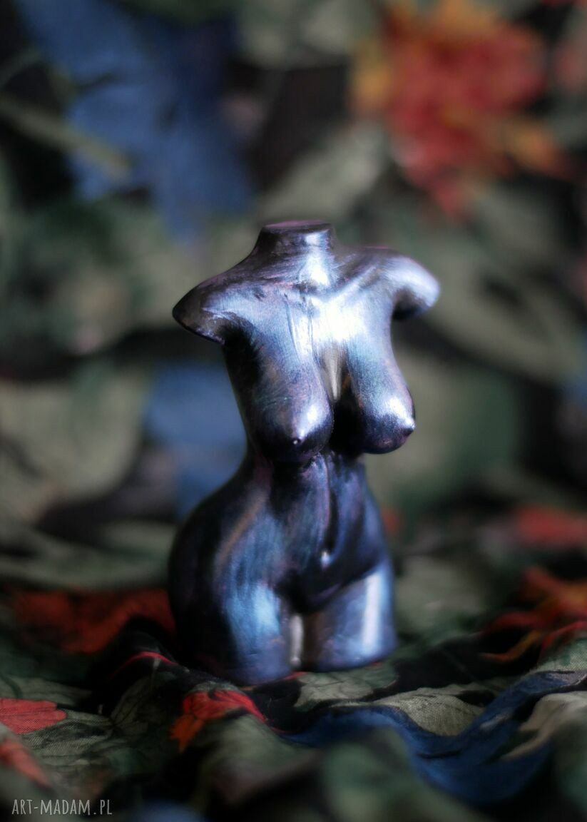 Kobieta niebieska i fioletowa - metaliczna rzeźba z gipsu 10 cm