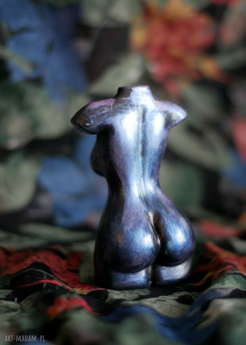Kobieta niebieska i fioletowa - metaliczna rzeźba z gipsu 10 cm