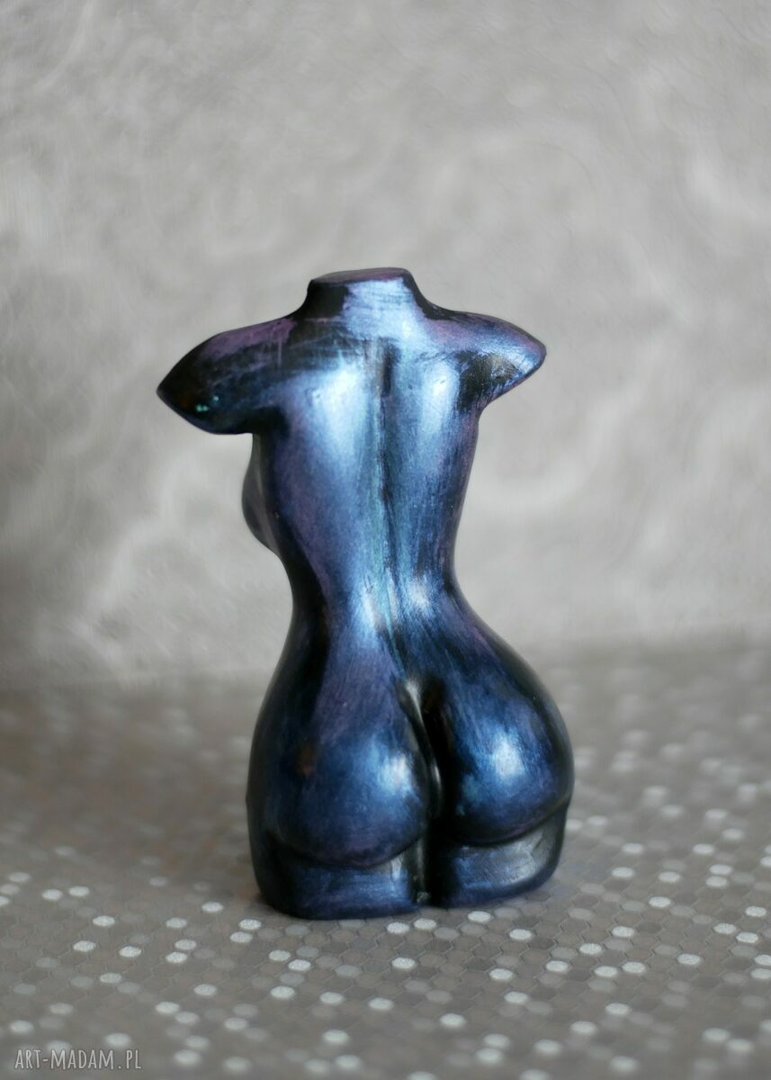 Kobieta niebieska i fioletowa - metaliczna rzeźba z gipsu 10 cm