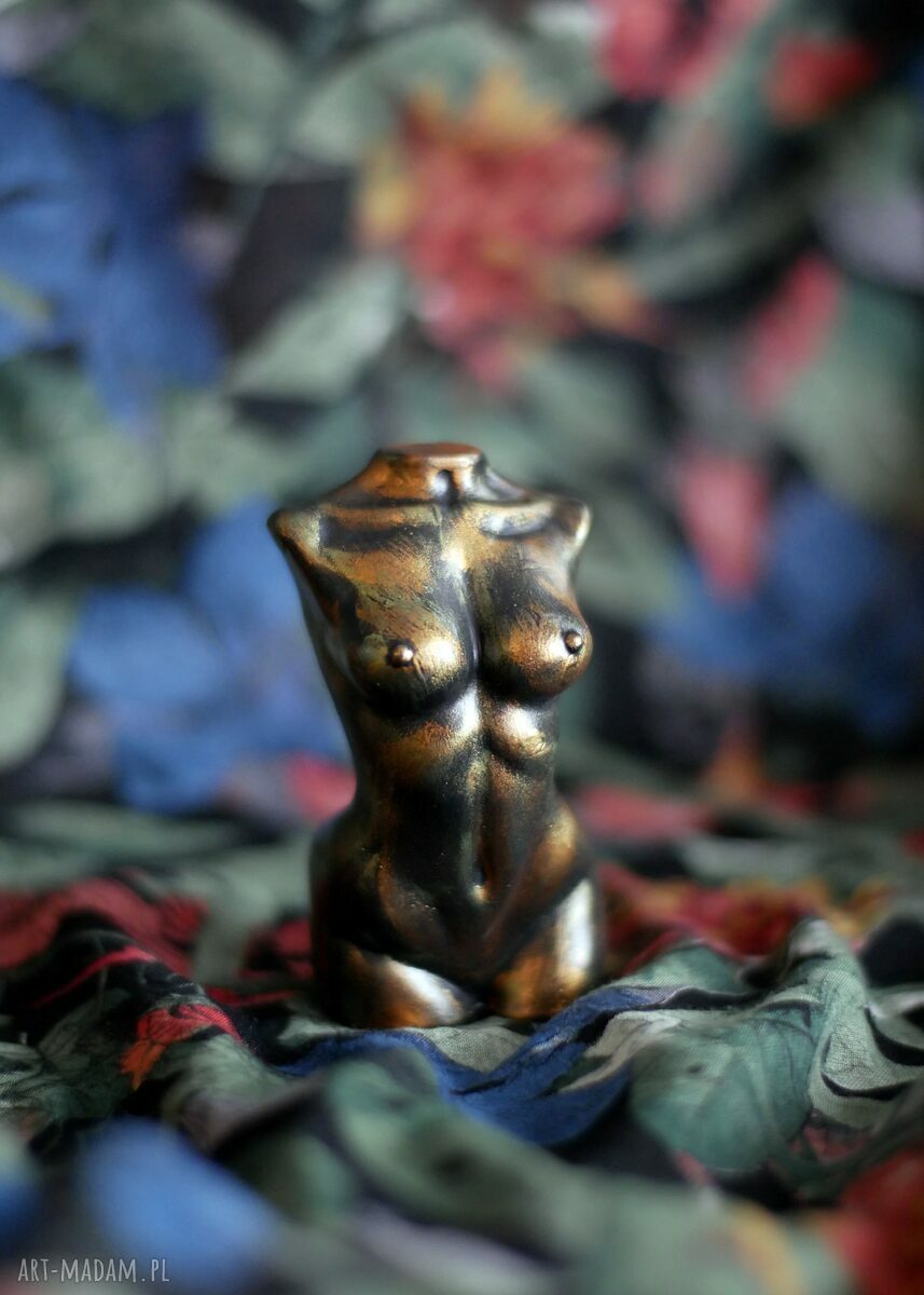 Kobieta w metalicznym zielonym i złocie - rzeźba z gipsu, wys. 9 cm